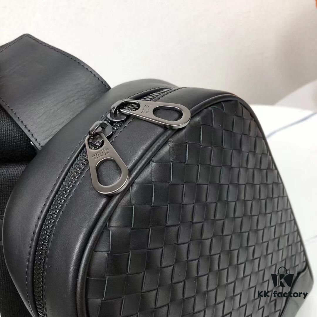 BV Latest Men's Chest Bag, Original Order Quality, Synchronized with Official Website, Made of Top-Grade Waxed Calfskin, Excellent Feel, Original Store Metal Fittings, Unique Design Style, Perfect in Every Detail, Exquisite Craftsmanship, Elegant and Refined, High-End and Premium