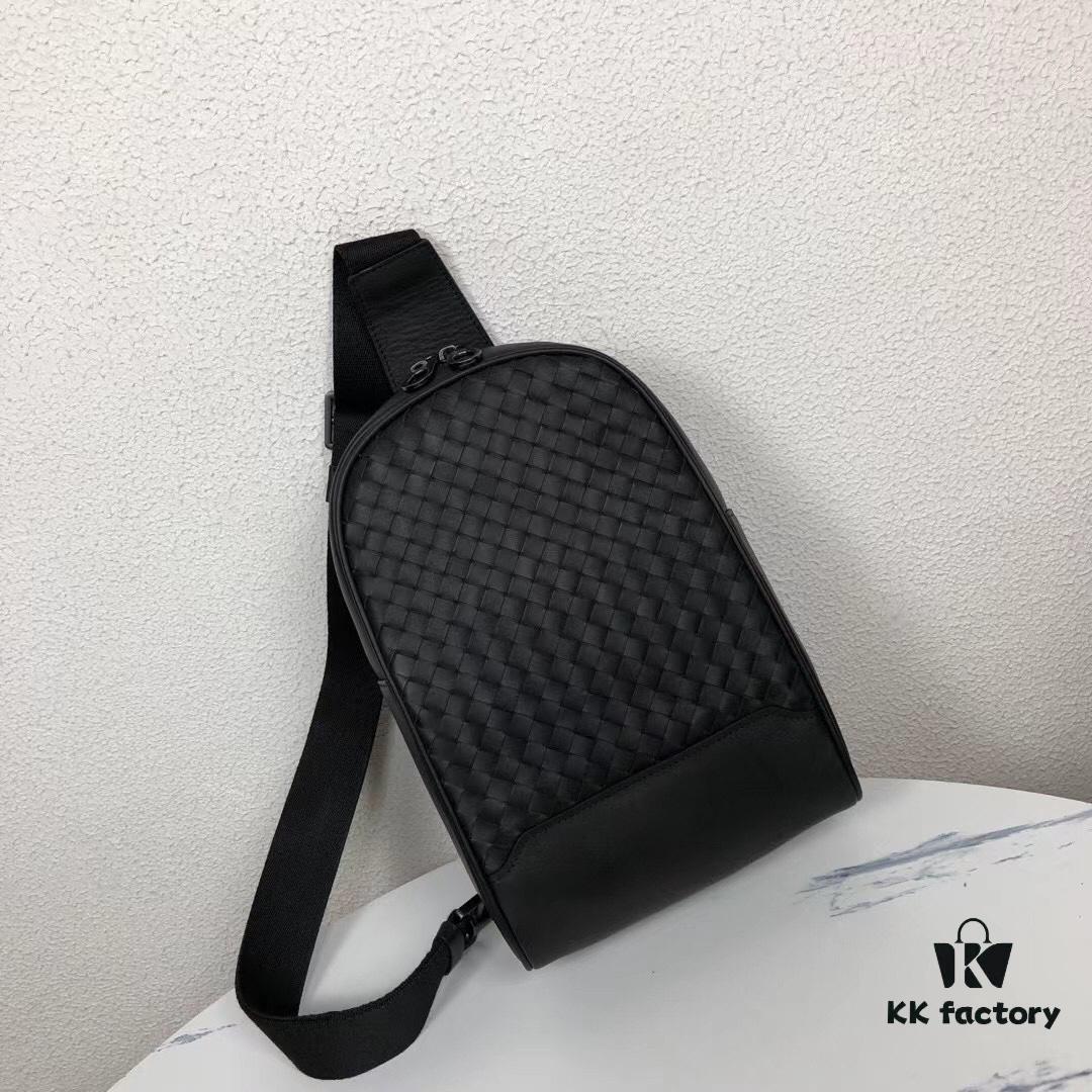 BV Latest Men's Chest Bag, Original Order Quality, Synchronized with Official Website, Made of Top-Grade Waxed Calfskin, Excellent Feel, Original Store Metal Fittings, Unique Design Style, Perfect in Every Detail, Exquisite Craftsmanship, Elegant and Refined, High-End and Premium