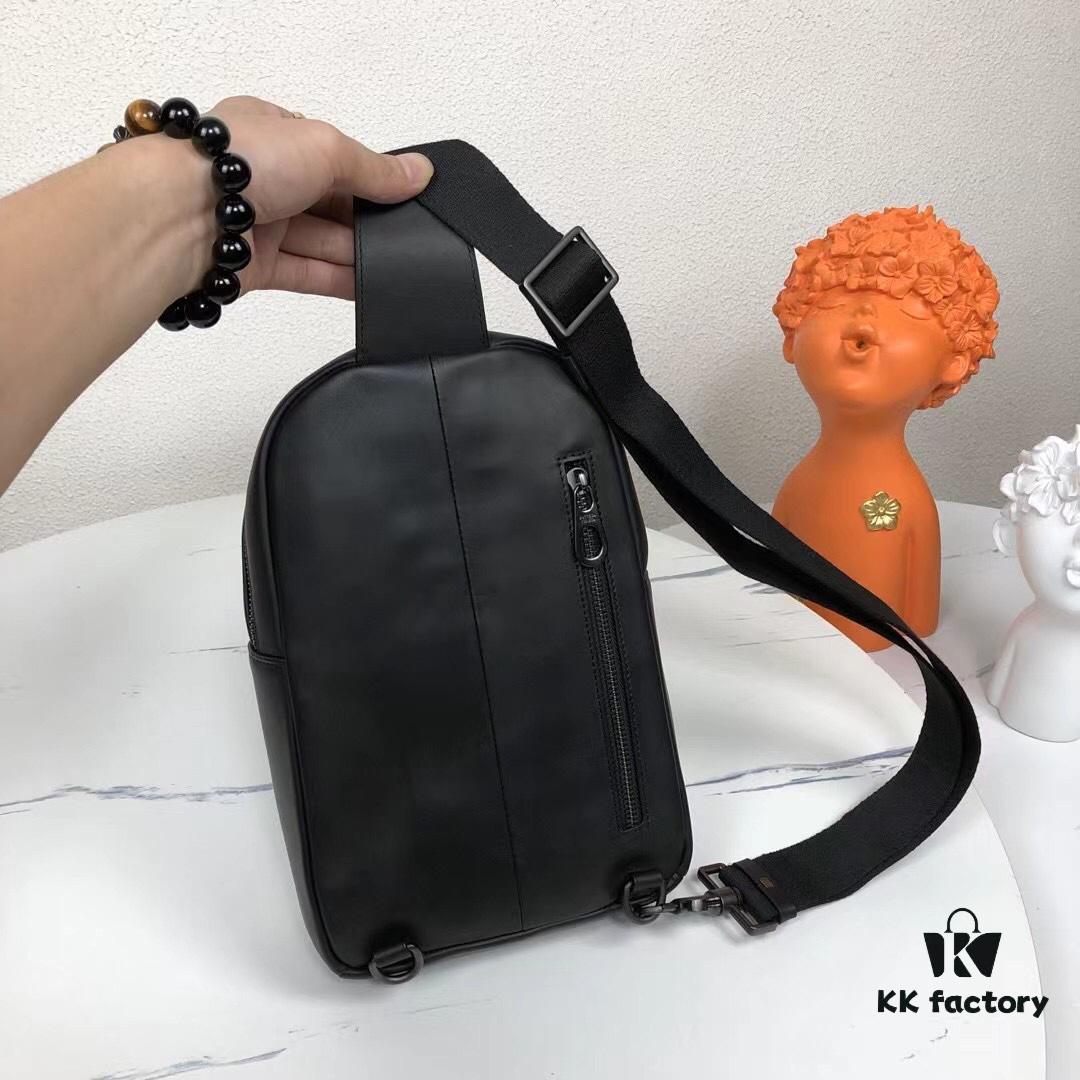 BV Latest Men's Chest Bag, Original Order Quality, Synchronized with Official Website, Made of Top-Grade Waxed Calfskin, Excellent Feel, Original Store Metal Fittings, Unique Design Style, Perfect in Every Detail, Exquisite Craftsmanship, Elegant and Refined, High-End and Premium