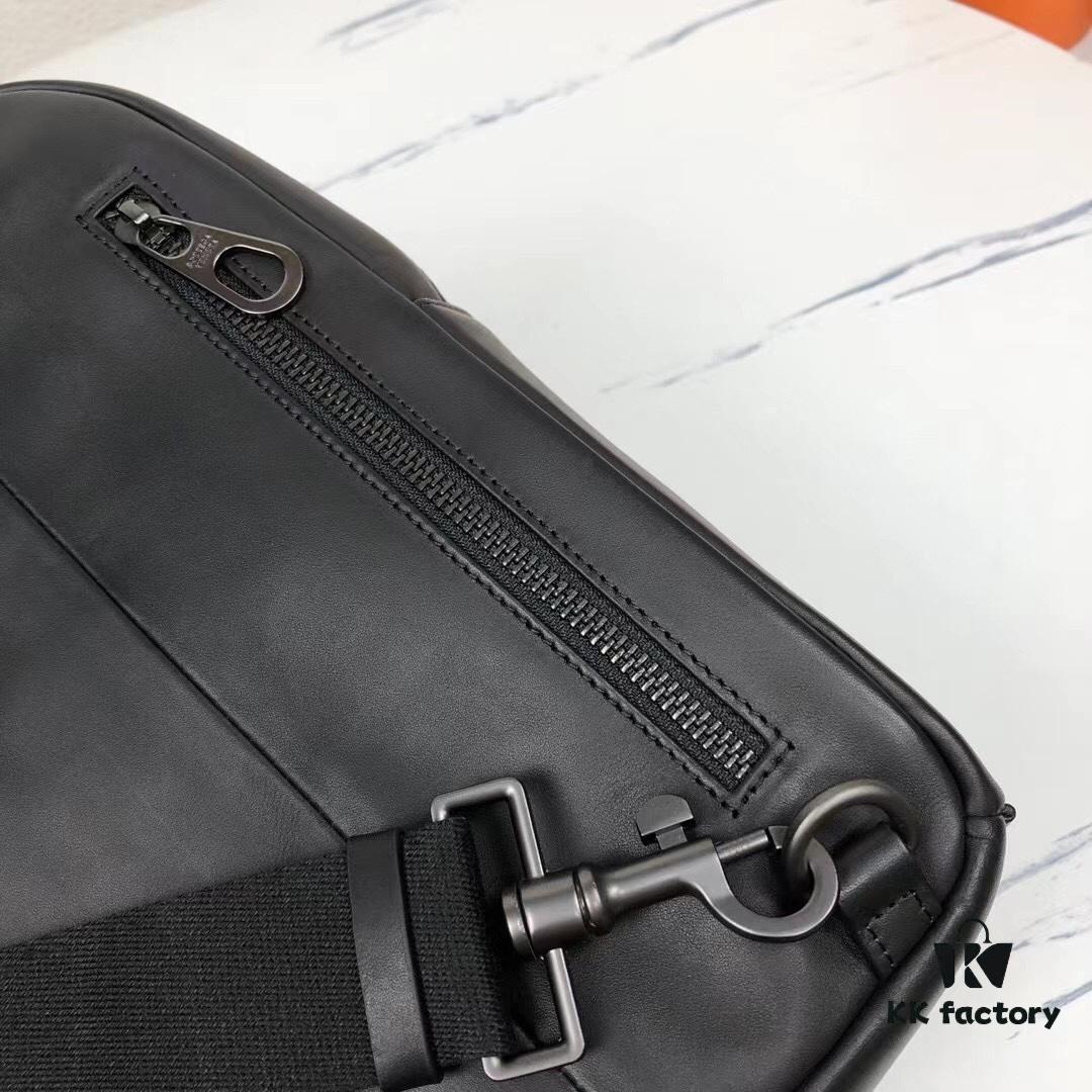 BV Latest Men's Chest Bag, Original Order Quality, Synchronized with Official Website, Made of Top-Grade Waxed Calfskin, Excellent Feel, Original Store Metal Fittings, Unique Design Style, Perfect in Every Detail, Exquisite Craftsmanship, Elegant and Refined, High-End and Premium