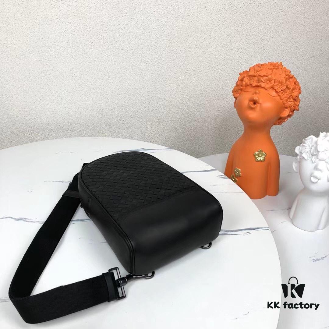 BV Latest Men's Chest Bag, Original Order Quality, Synchronized with Official Website, Made of Top-Grade Waxed Calfskin, Excellent Feel, Original Store Metal Fittings, Unique Design Style, Perfect in Every Detail, Exquisite Craftsmanship, Elegant and Refined, High-End and Premium