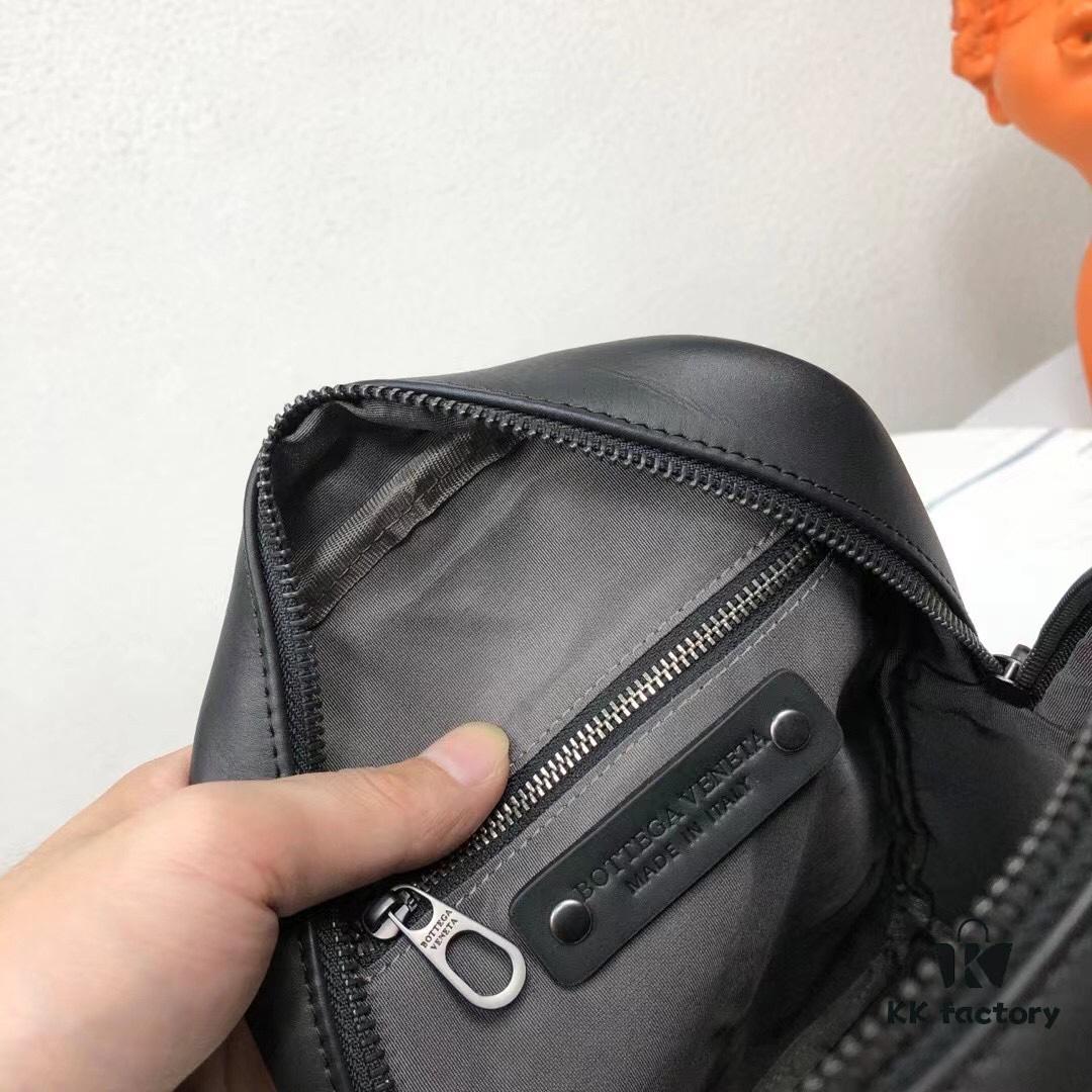 BV Latest Men's Chest Bag, Original Order Quality, Synchronized with Official Website, Made of Top-Grade Waxed Calfskin, Excellent Feel, Original Store Metal Fittings, Unique Design Style, Perfect in Every Detail, Exquisite Craftsmanship, Elegant and Refined, High-End and Premium