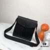 BV Original Quality, Cabinet Synchronized, Top-Grade Waxed Calfskin Handbag with Unique Design