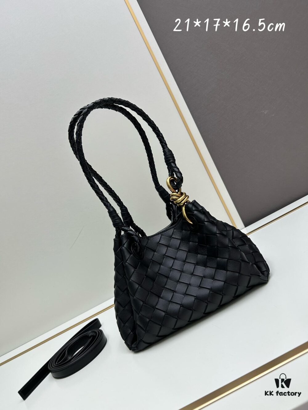 BV's New Arrival! Andiamo Parachute Bag, Inspired by Bottega Veneta's Archive Design, Combines Retro Elements with Modern Style