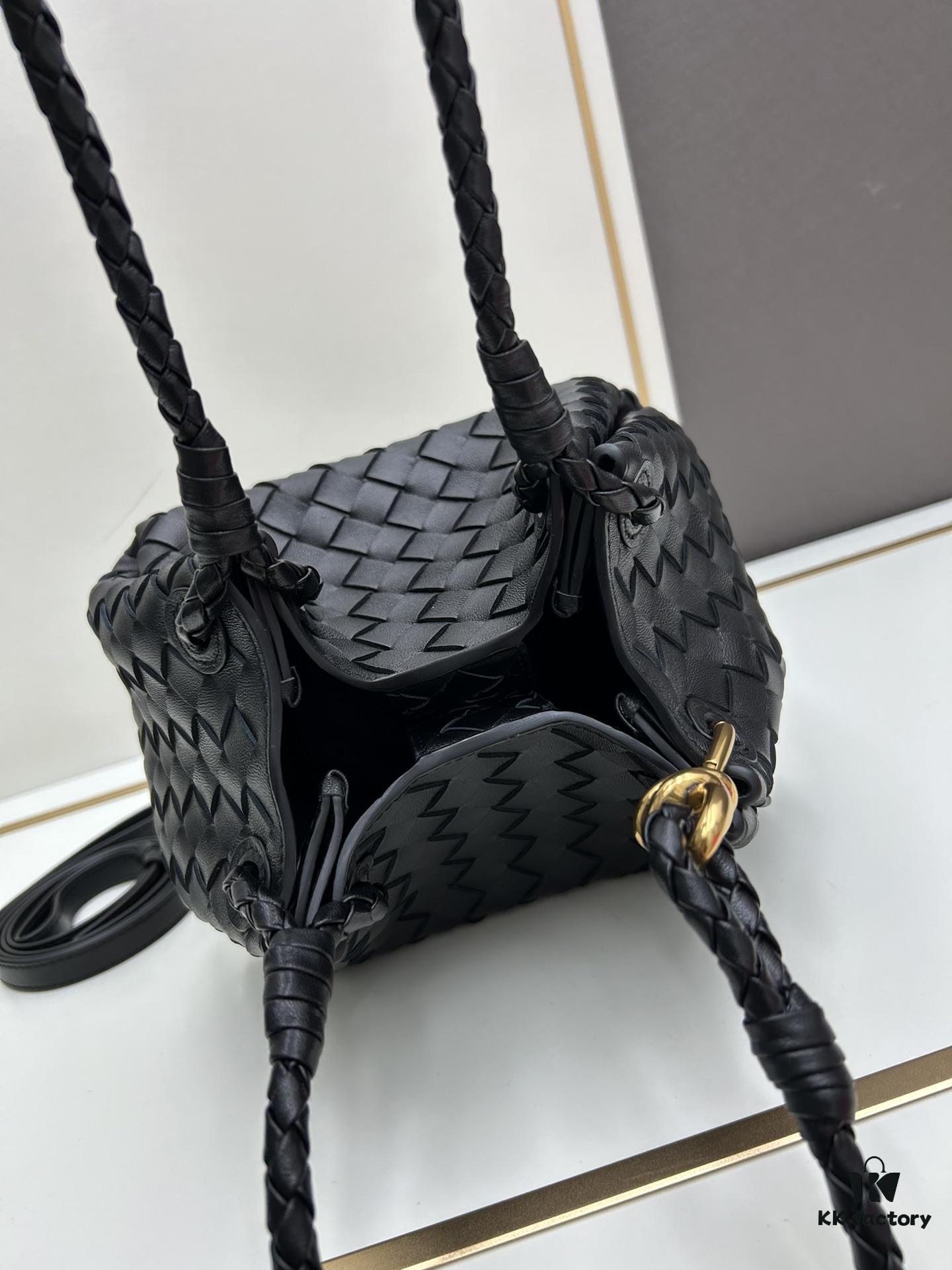 BV's New Arrival! Andiamo Parachute Bag, Inspired by Bottega Veneta's Archive Design, Combines Retro Elements with Modern Style