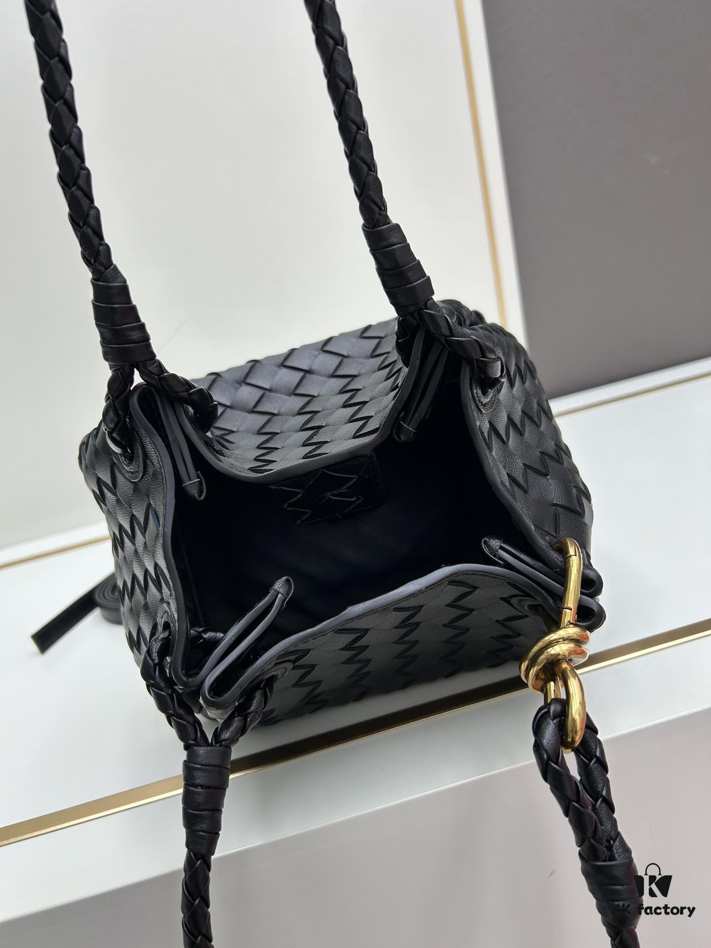 BV's New Arrival! Andiamo Parachute Bag, Inspired by Bottega Veneta's Archive Design, Combines Retro Elements with Modern Style