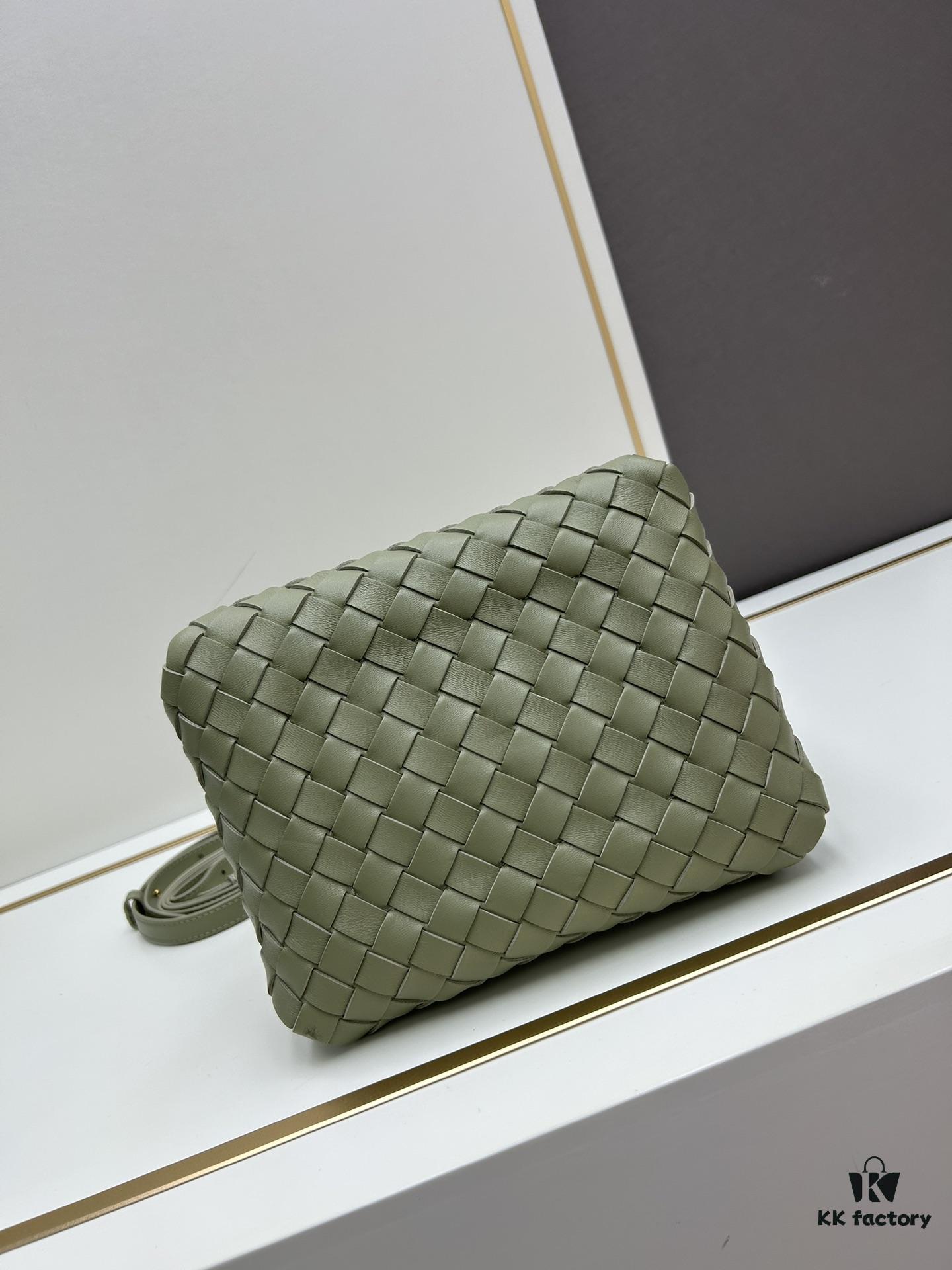 BV's New Arrival! Andiamo Parachute Bag, Inspired by Bottega Veneta's Archive Design, Combines Retro Elements with Modern Style