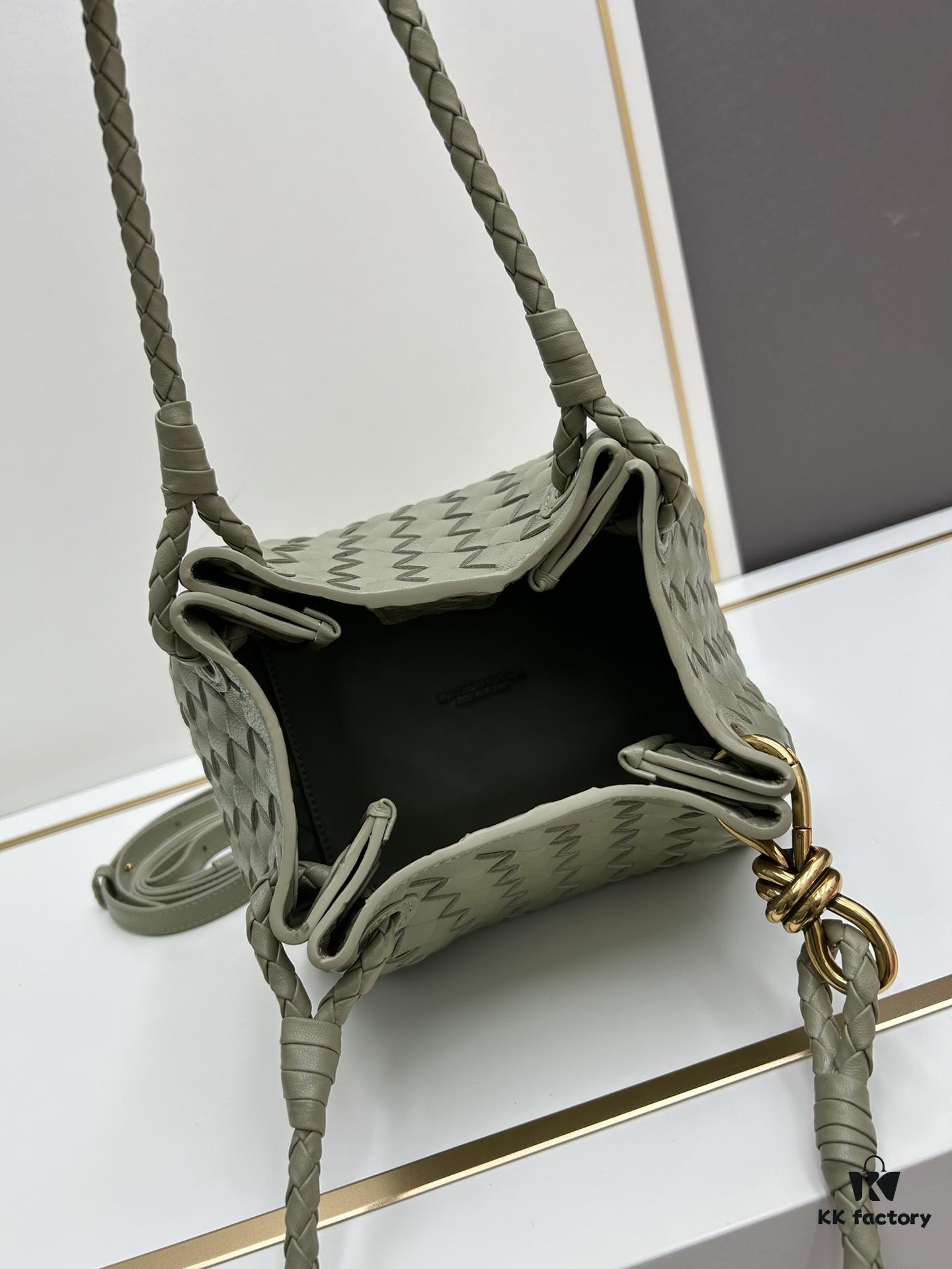 BV's New Arrival! Andiamo Parachute Bag, Inspired by Bottega Veneta's Archive Design, Combines Retro Elements with Modern Style