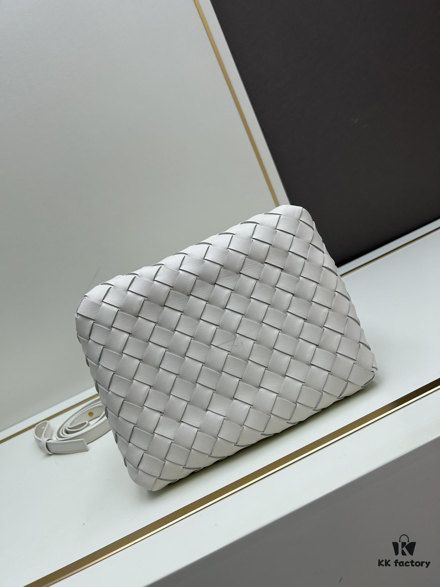 BV's New Arrival! Andiamo Parachute Bag, Inspired by Bottega Veneta's Archive Design, Night in Beijing Celebrity Shu Qi's Same Style