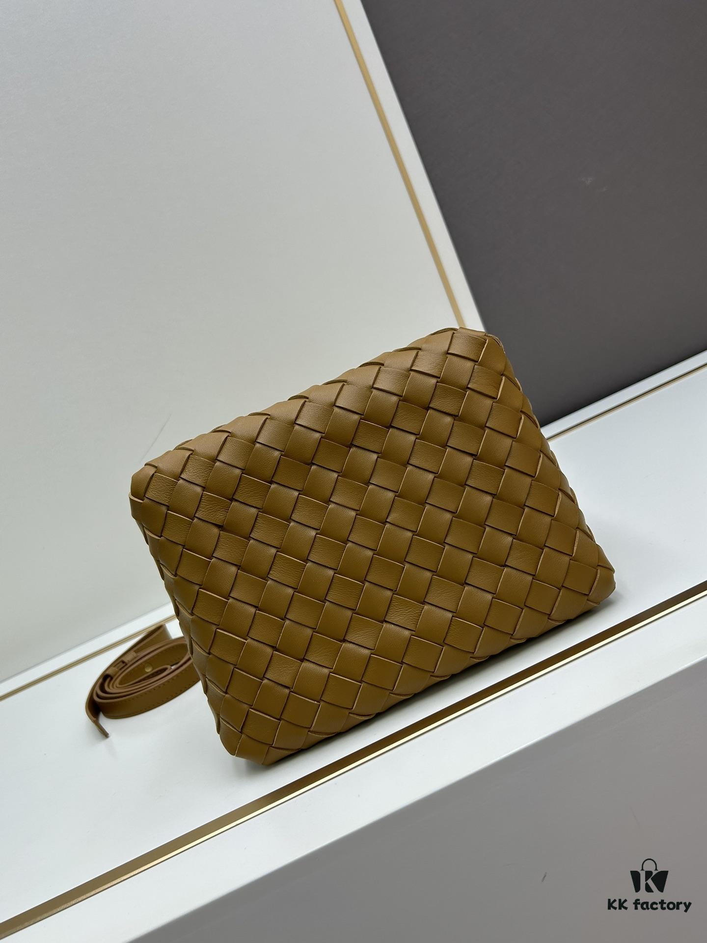 BV's New Arrival! Andiamo Parachute Bag, Inspired by Bottega Veneta's Archive Design, Combines Retro Elements with Modern Style