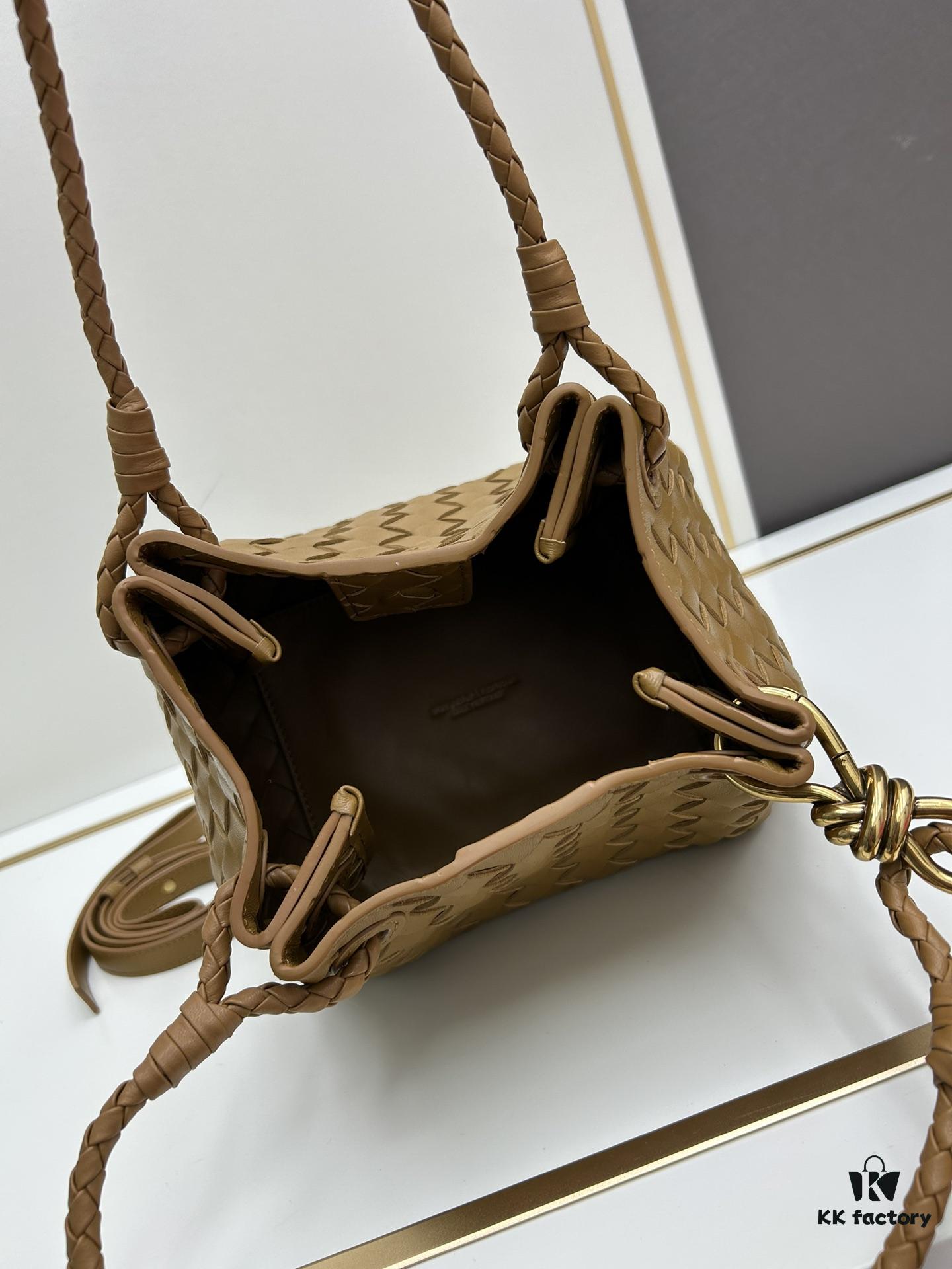 BV's New Arrival! Andiamo Parachute Bag, Inspired by Bottega Veneta's Archive Design, Combines Retro Elements with Modern Style