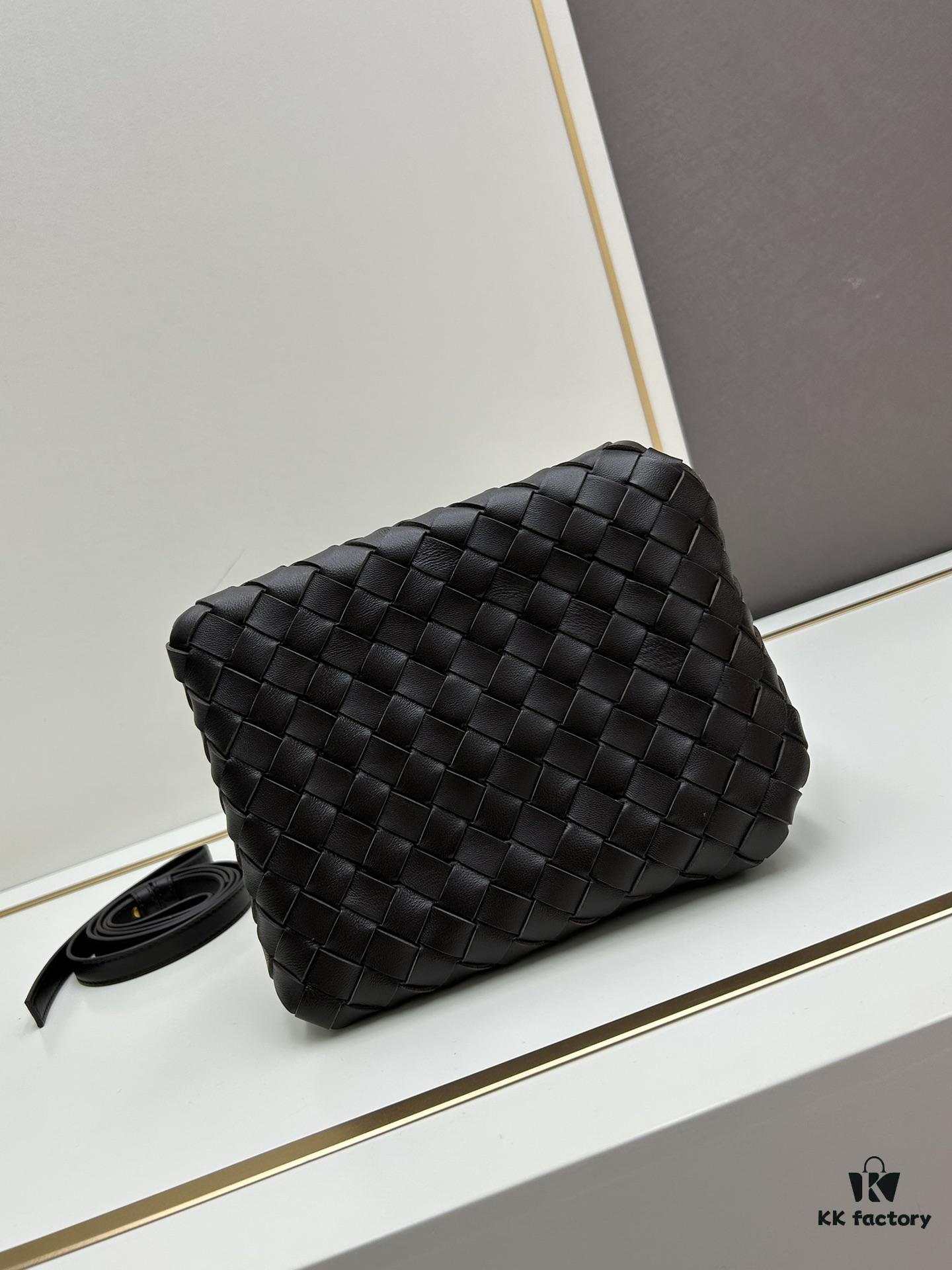 BV's New Arrival! Andiamo Parachute Bag, Inspired by Bottega Veneta's Archive Design, Combines Retro Elements with Modern Style