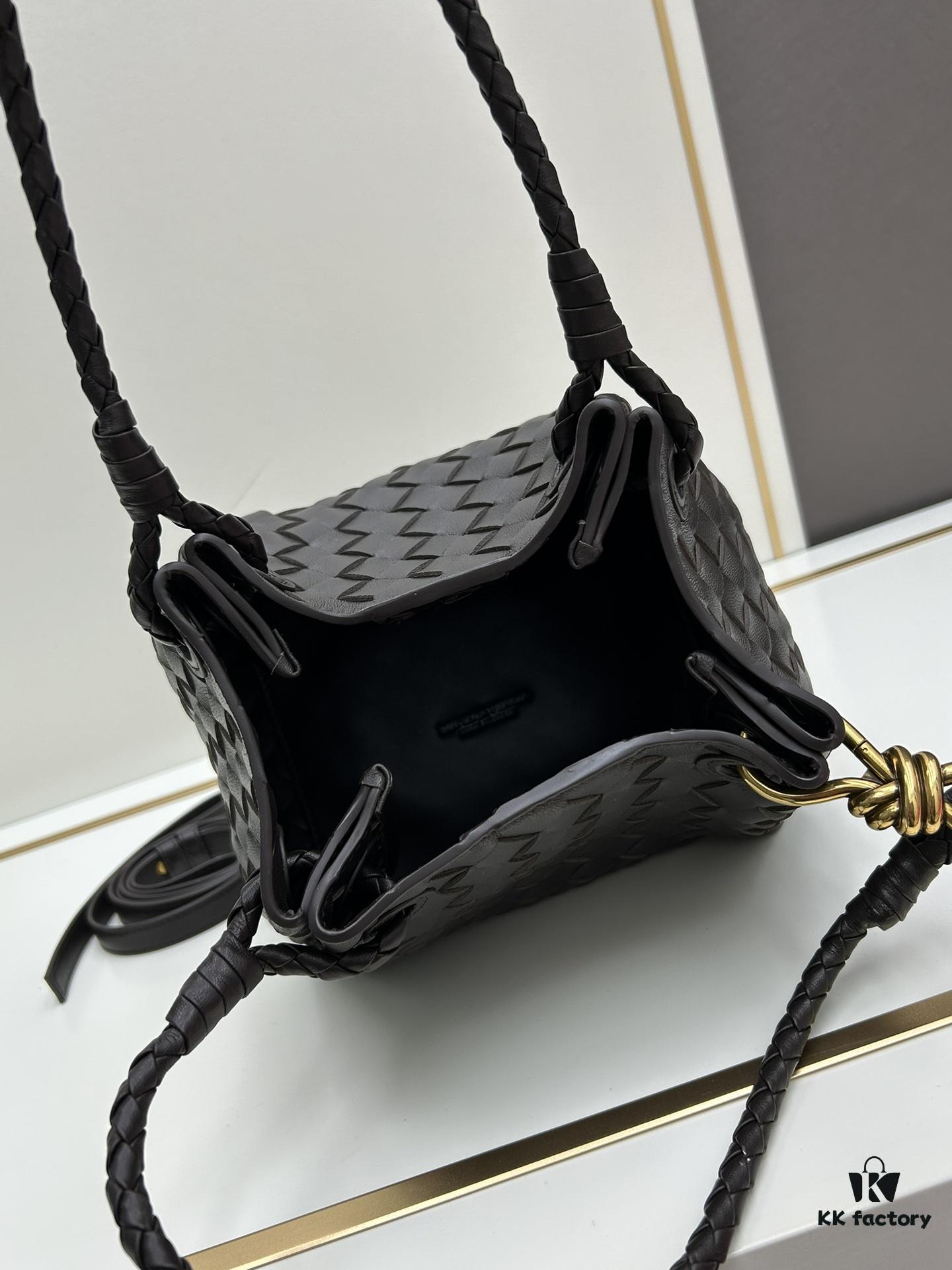 BV's New Arrival! Andiamo Parachute Bag, Inspired by Bottega Veneta's Archive Design, Combines Retro Elements with Modern Style