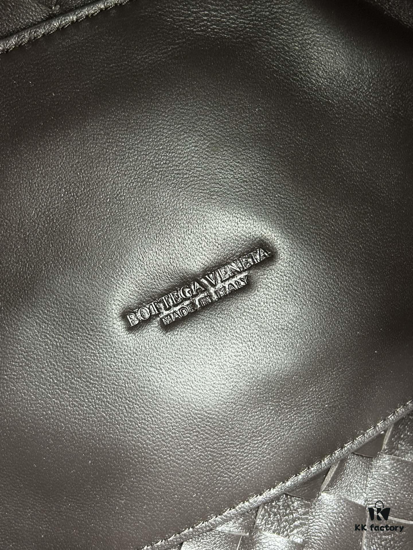 BV's New Arrival! Andiamo Parachute Bag, Inspired by Bottega Veneta's Archive Design, Combines Retro Elements with Modern Style