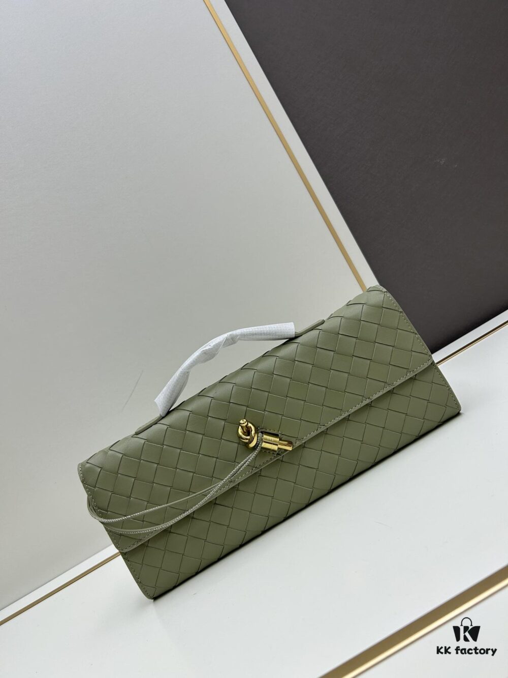 BV Andiamo Evening Clutch, Absolutely Enamored – Stunning Beauty with Strong Presence