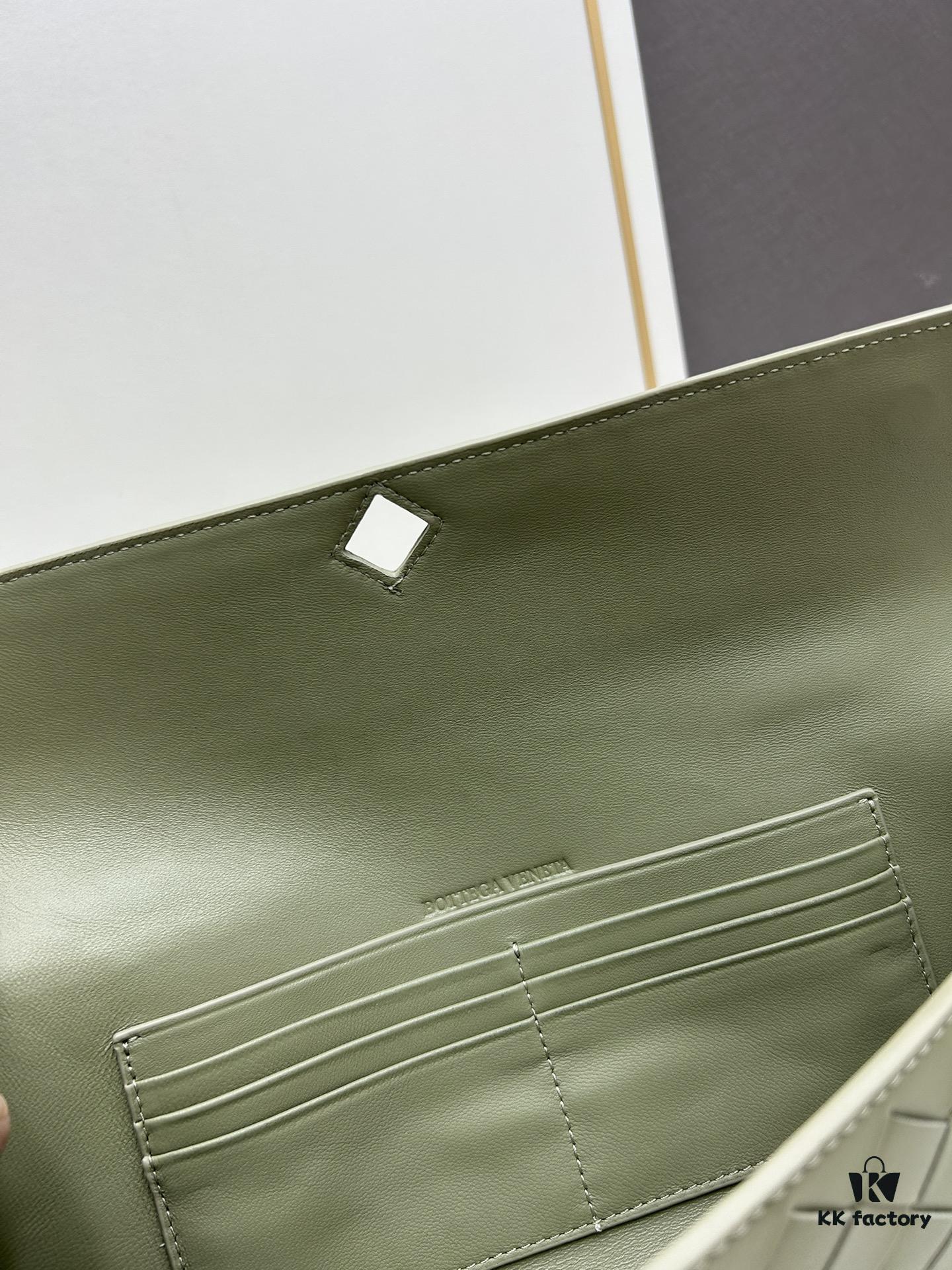 BV Andiamo Evening Clutch, Absolutely Enamored – Stunning Beauty with Strong Presence