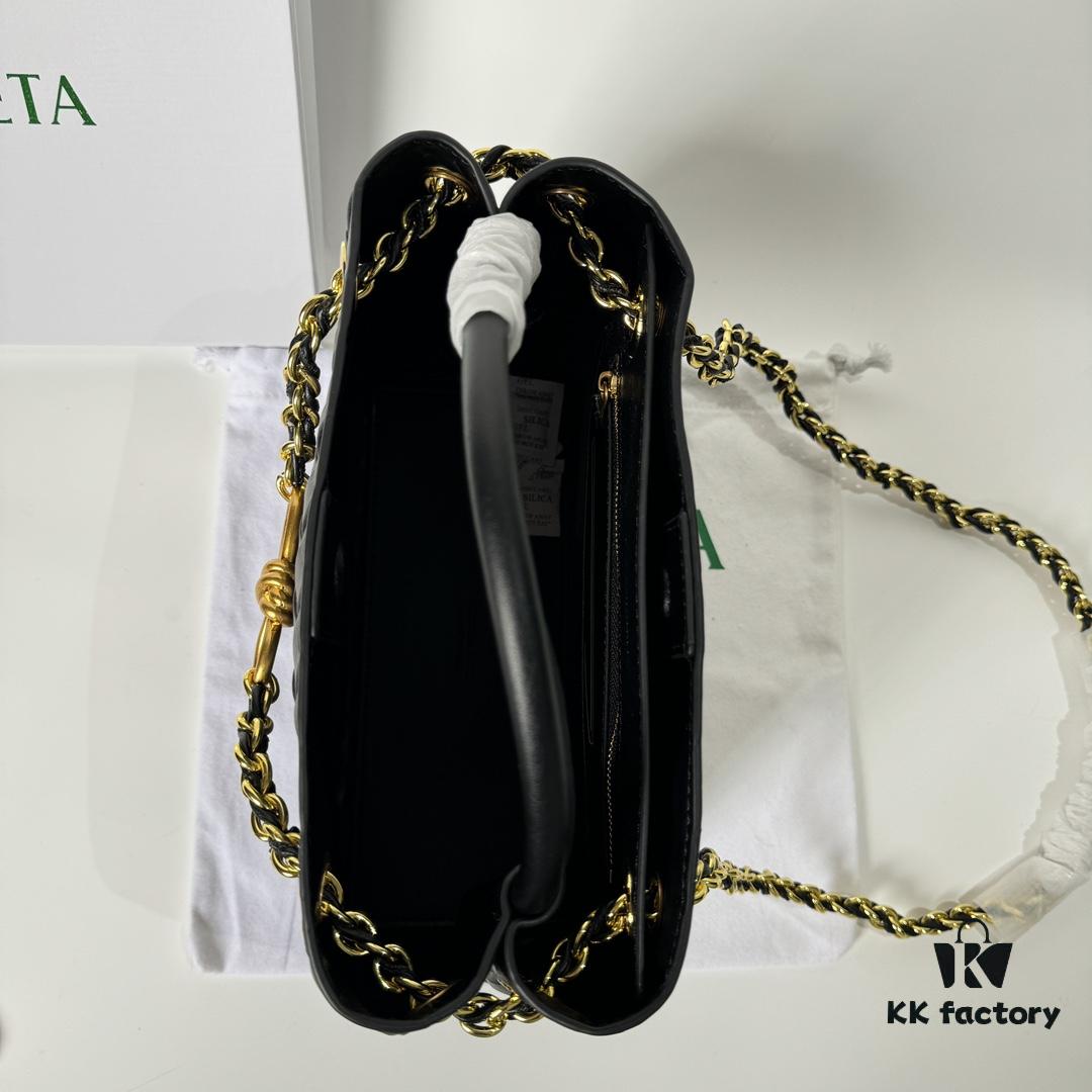 BV | New Arrival Metallic Chain Andiamo Classic Handbag