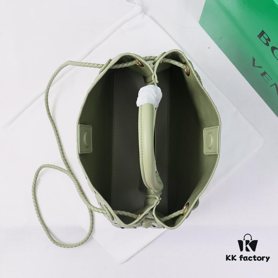 BV Small E/W Andiamo Horizontal Edition S23 Pre-Fall Andiamo Design Woven Style Silhouette Dynamic Craftsmanship Horizontal Layout Exudes Refinement Unique Style More Suitable for Underarm Carry Perfect for Both Casual and Commuter Use