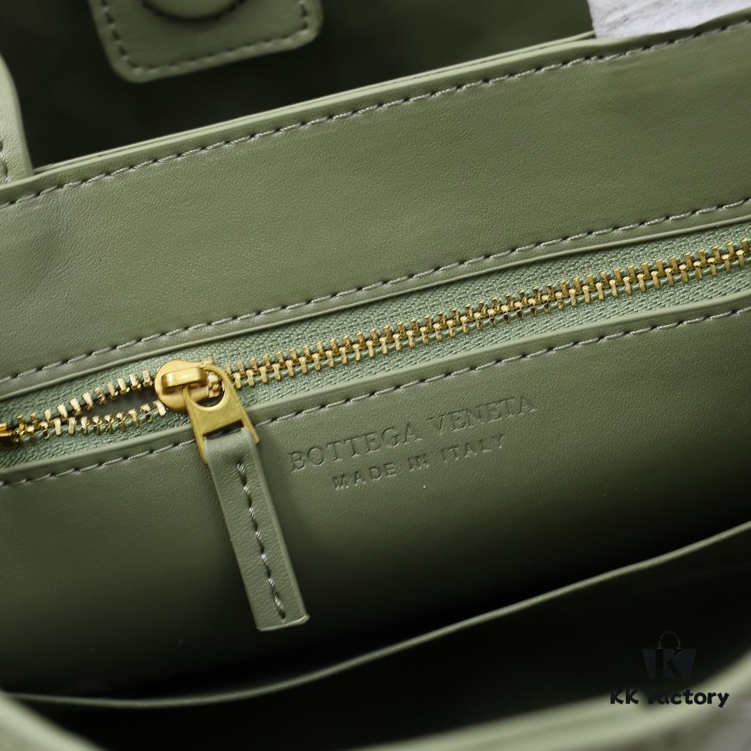 BV Small E/W Andiamo Horizontal Edition S23 Pre-Fall Andiamo Design Woven Style Silhouette Dynamic Craftsmanship Horizontal Layout Exudes Refinement Unique Style More Suitable for Underarm Carry Perfect for Both Casual and Commuter Use