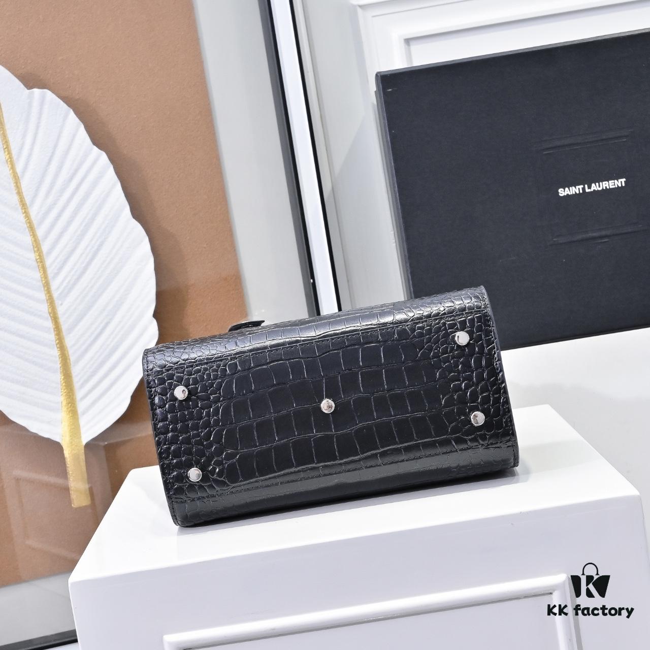 New Arrival Smooth Weave Rose-Inspired Street Style Bag | YSL's Muse Favorite