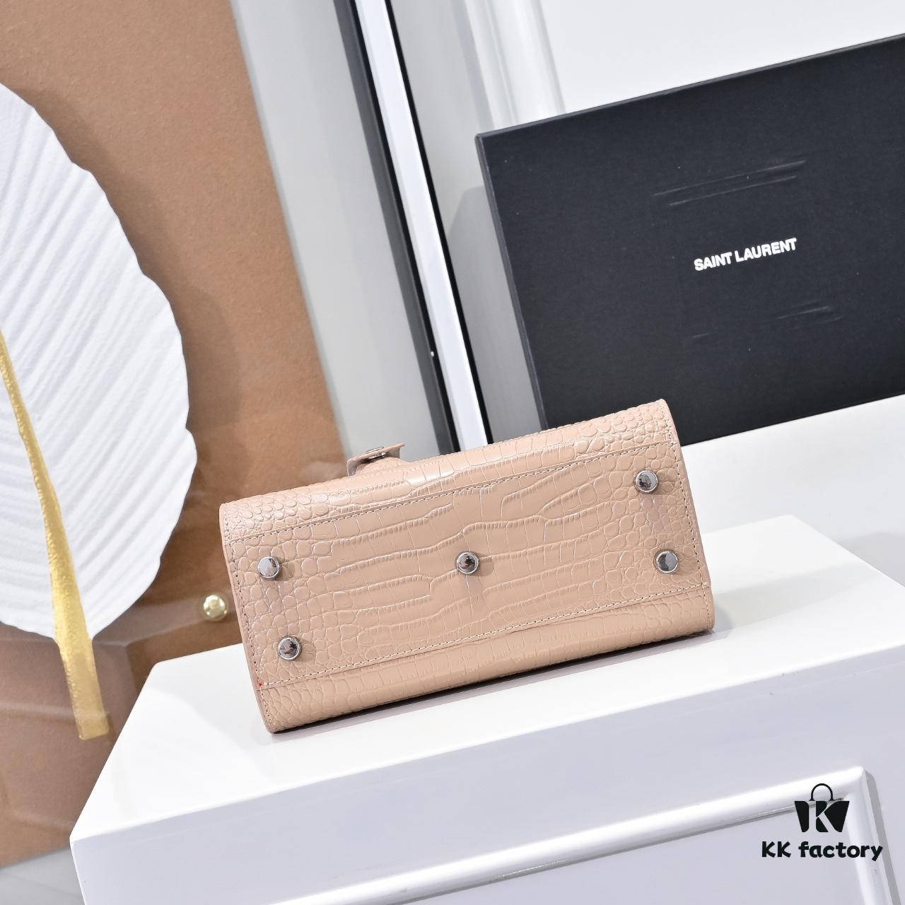 Rose's Street Style Bag | YSL's Muse Inspires Fashion Trends