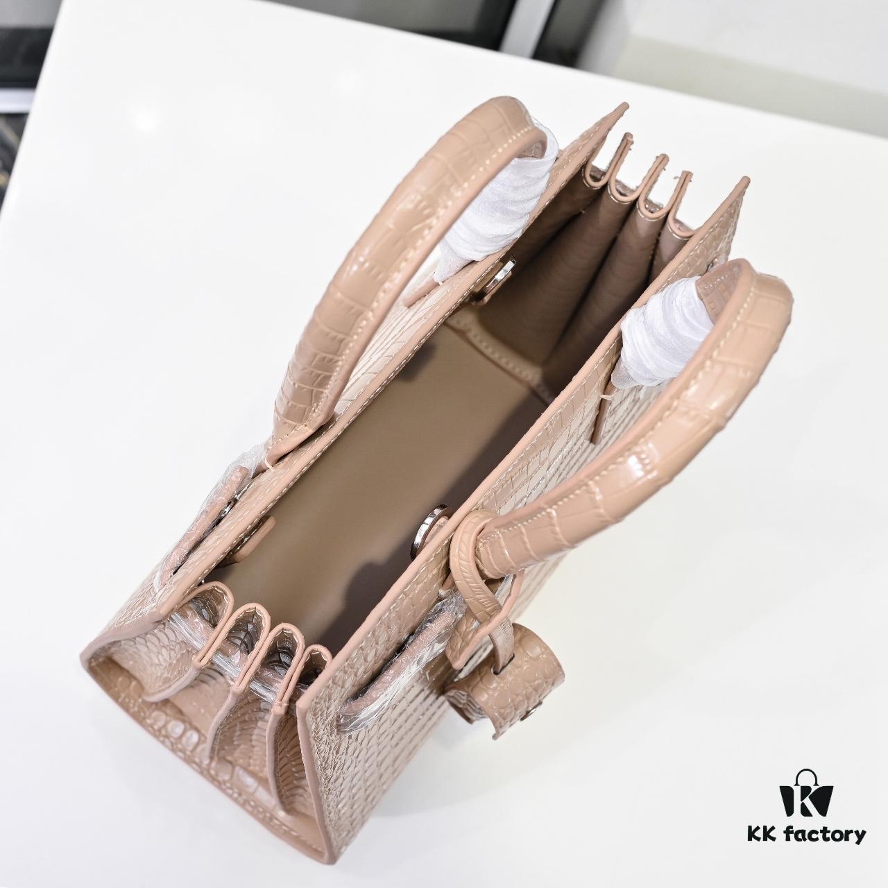 Rose's Street Style Bag | YSL's Muse Inspires Fashion Trends