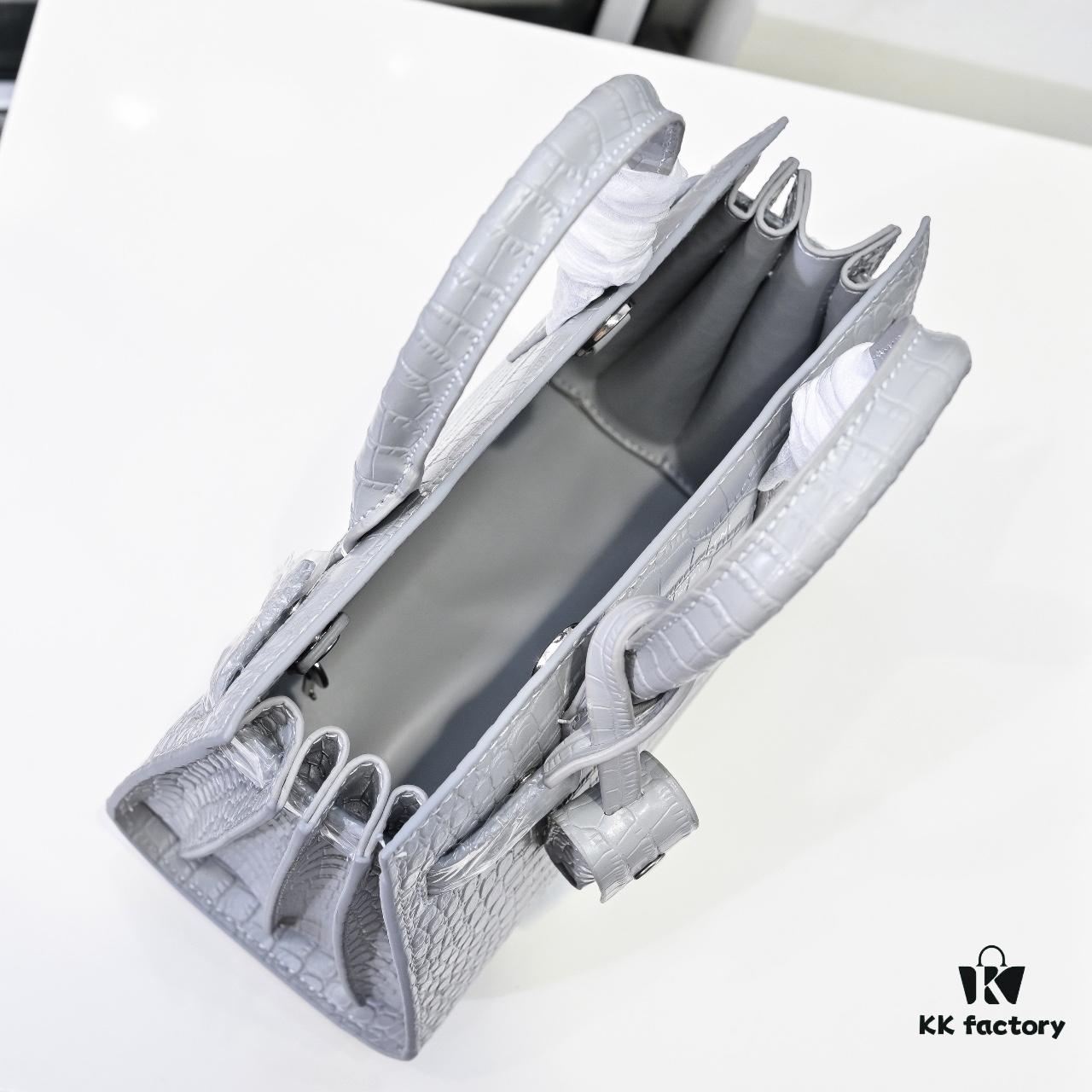 Rose's Street Style Bag | YSL's Muse Wears the Kate Chain Bag