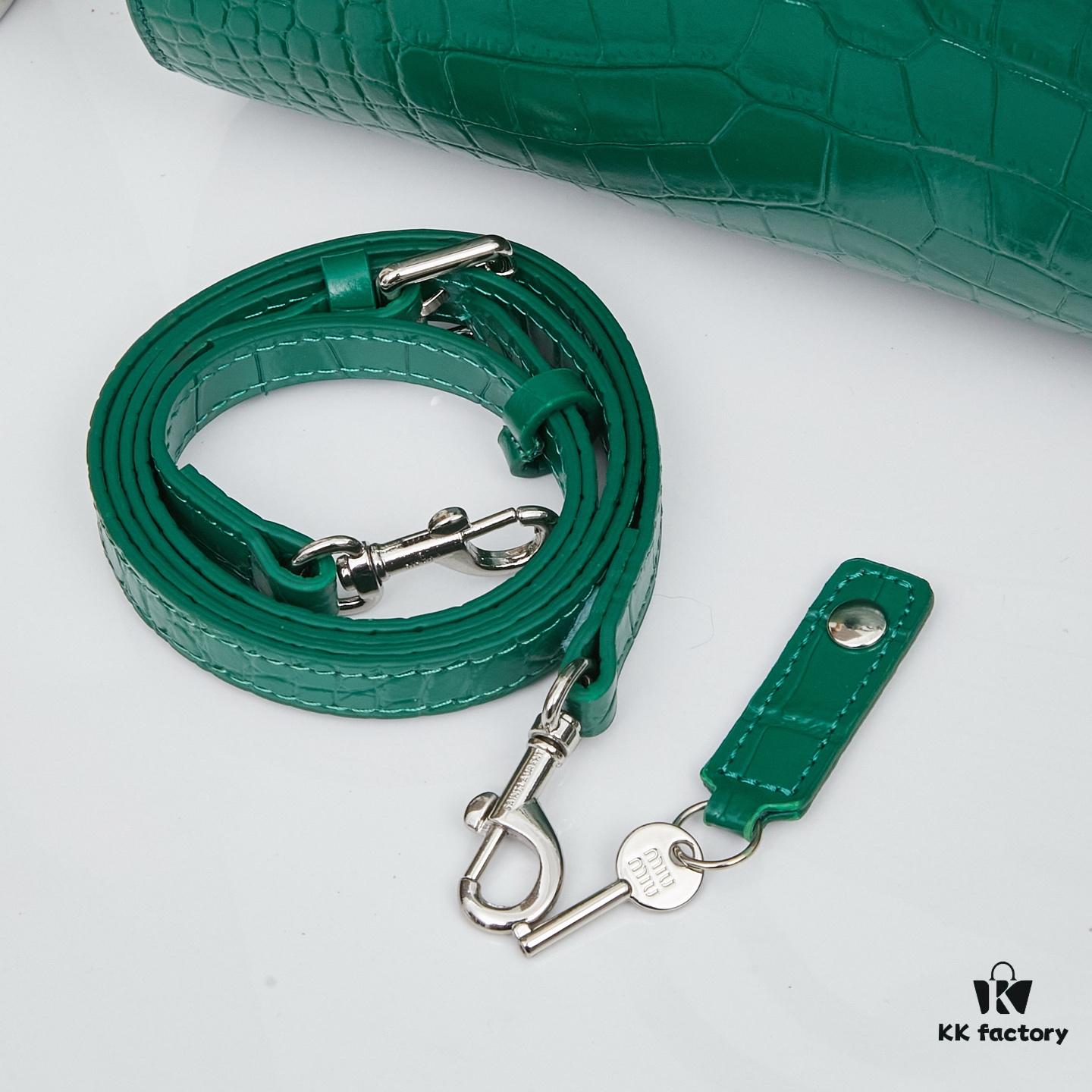 New Crocodile-Textured Bag | Rose's Popular Street Style Bag