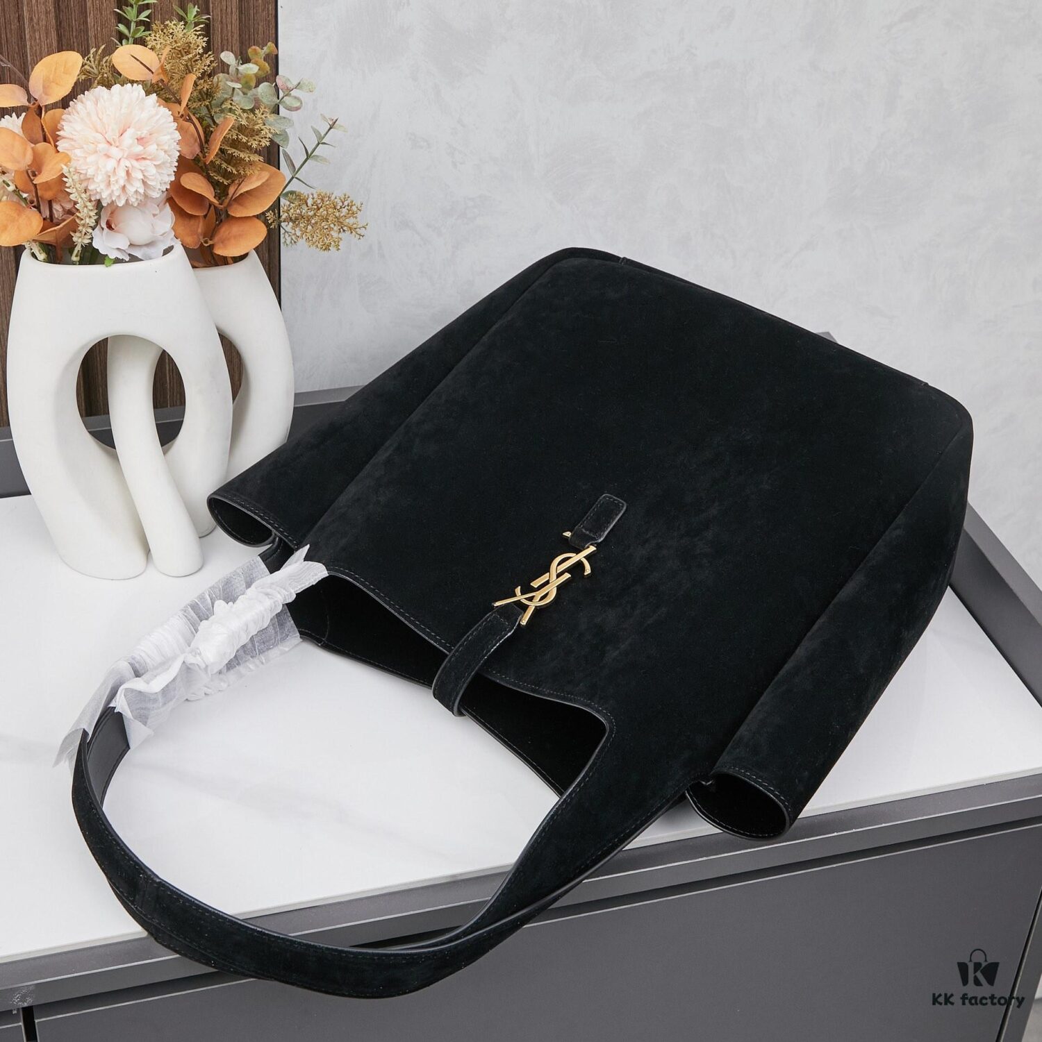 New Arrival with Box 💰 2024 Autumn/Winter Le Bea. Suede Gold Leaf Color BEA Tote Bag