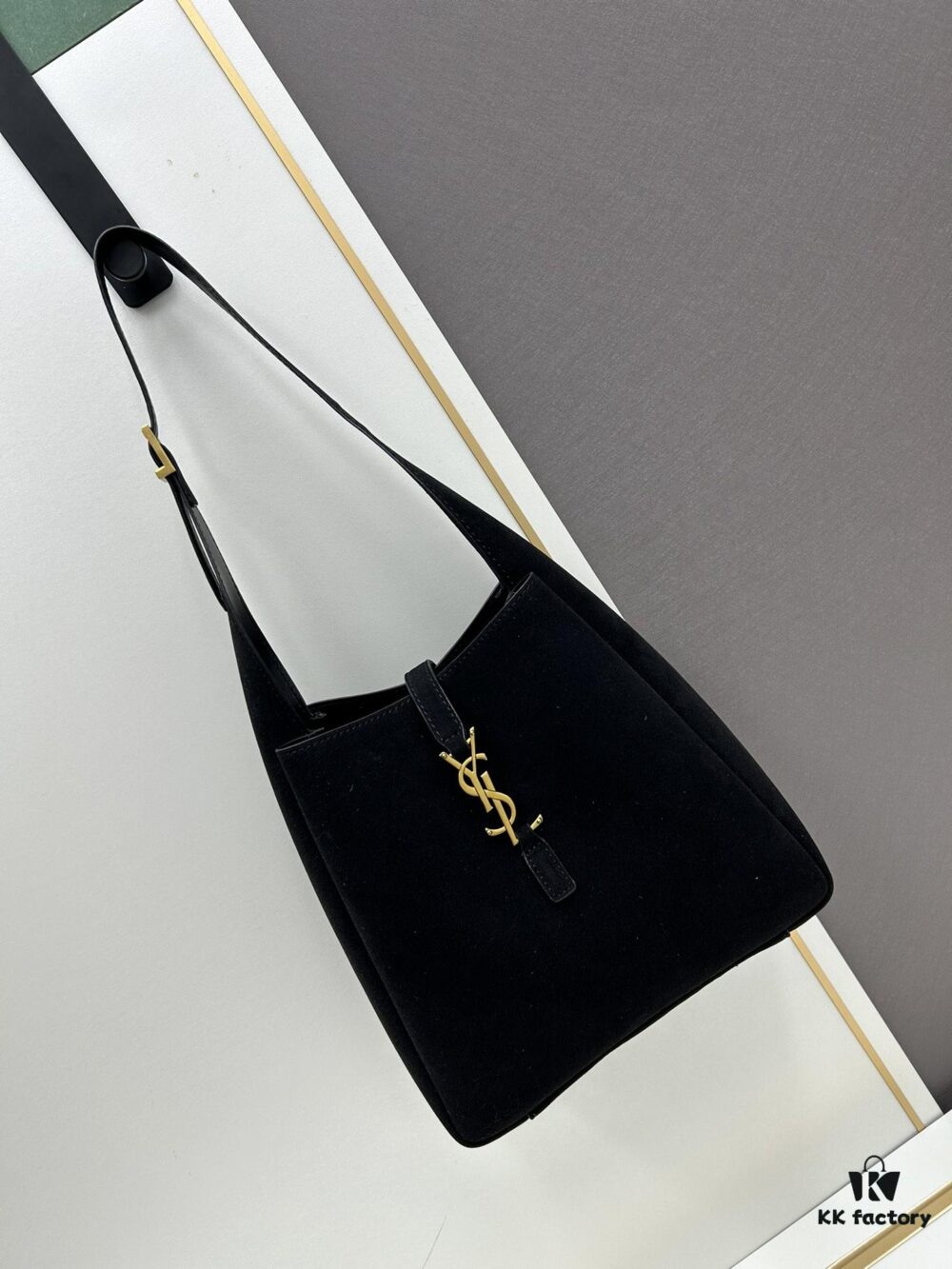 Small-sized new arrival with box, stunning and hard to resist this matte brown-gold oversized bag full of autumn-winter vibes!