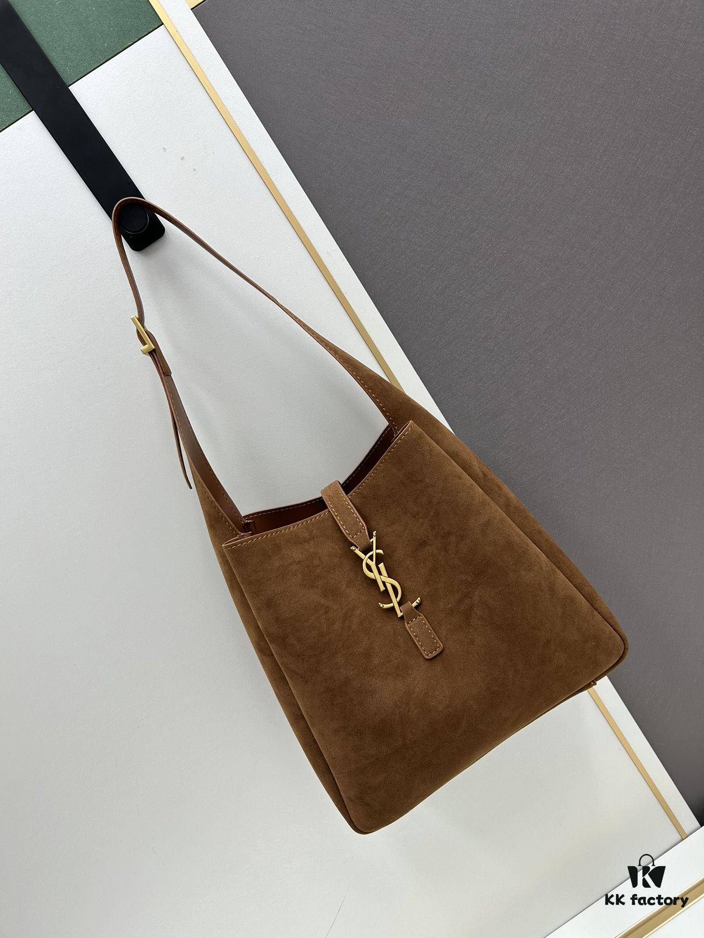 Small-sized new arrival with box, stunning and hard to resist this matte brown-gold oversized bag full of autumn-winter vibes!