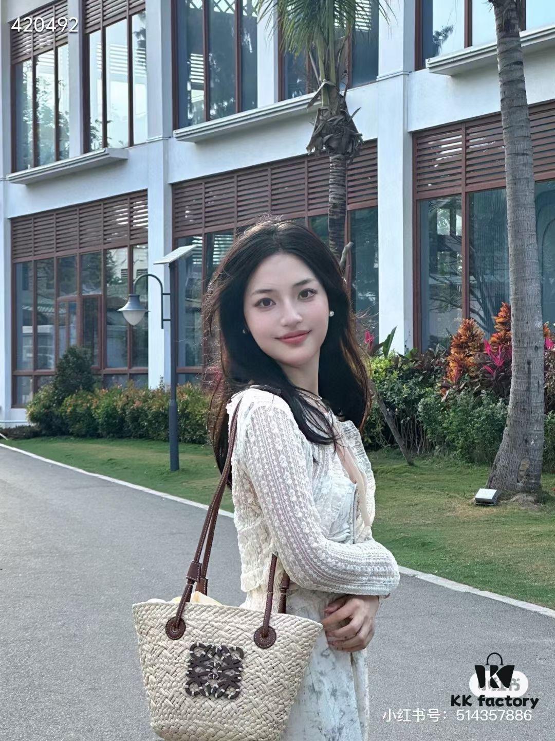 LOEWE Roewe Mini Straw Bag, Small Size, Essential for Beach Outings, 25*20cm