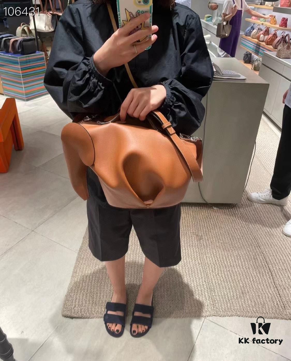 Loewe🌟 Classic Calfskin Elephant Handbag Arrived 👏