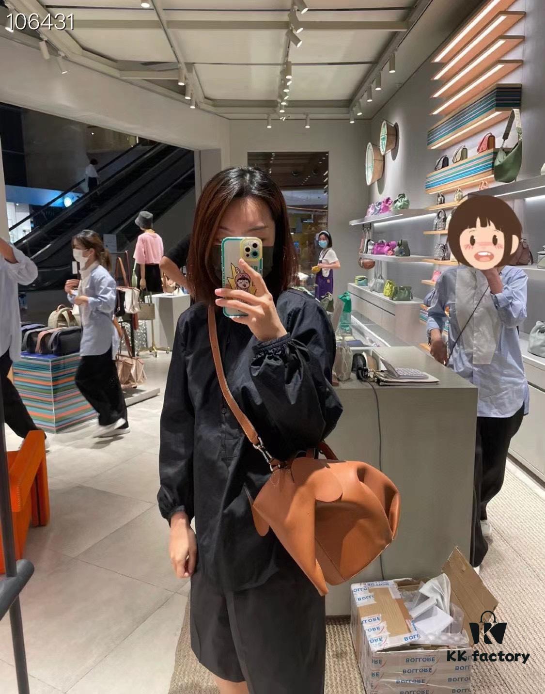 Loewe🌟 Classic Calfskin Elephant Handbag Arrived 👏