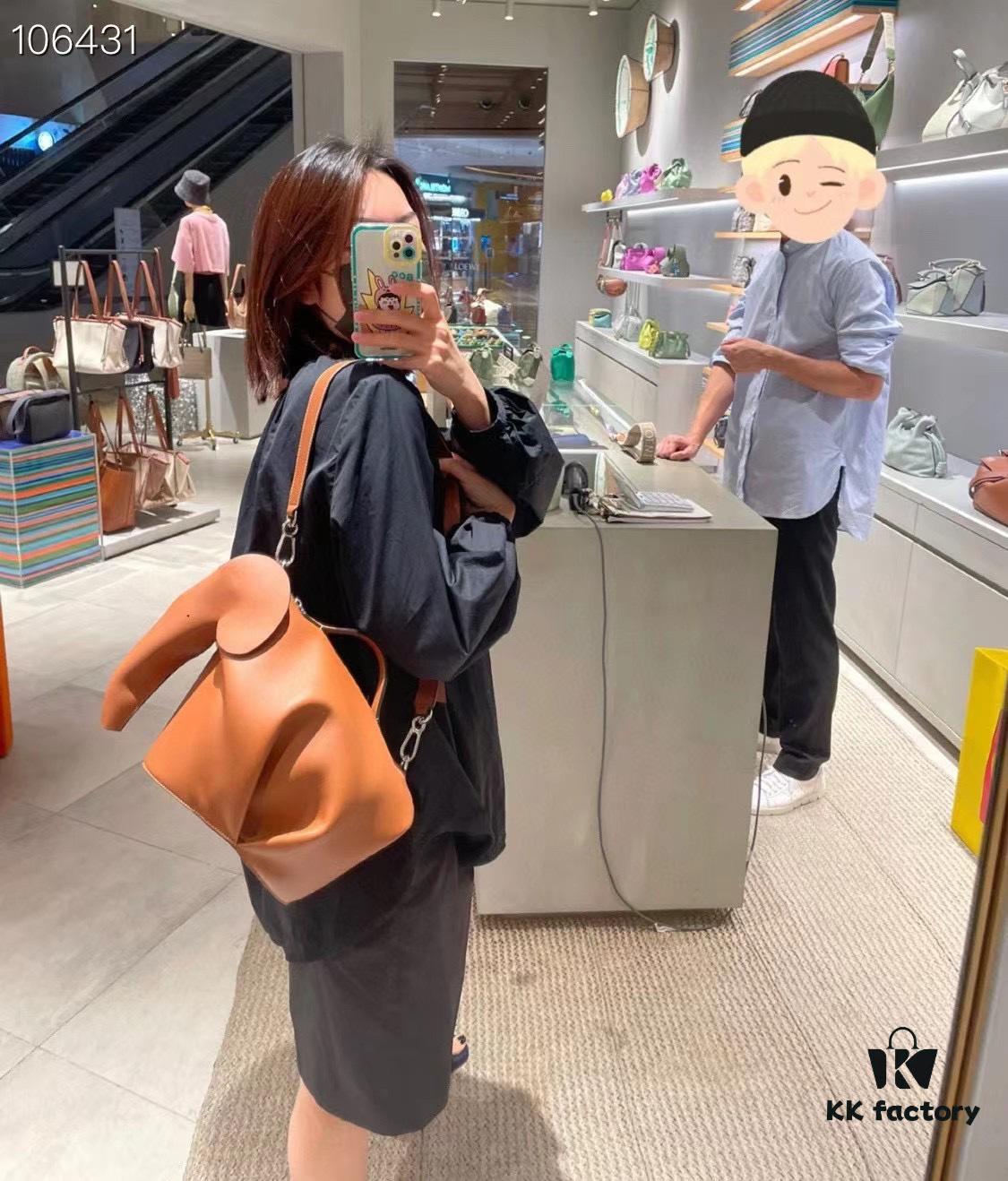 Loewe🌟 Classic Calfskin Elephant Handbag Arrived 👏