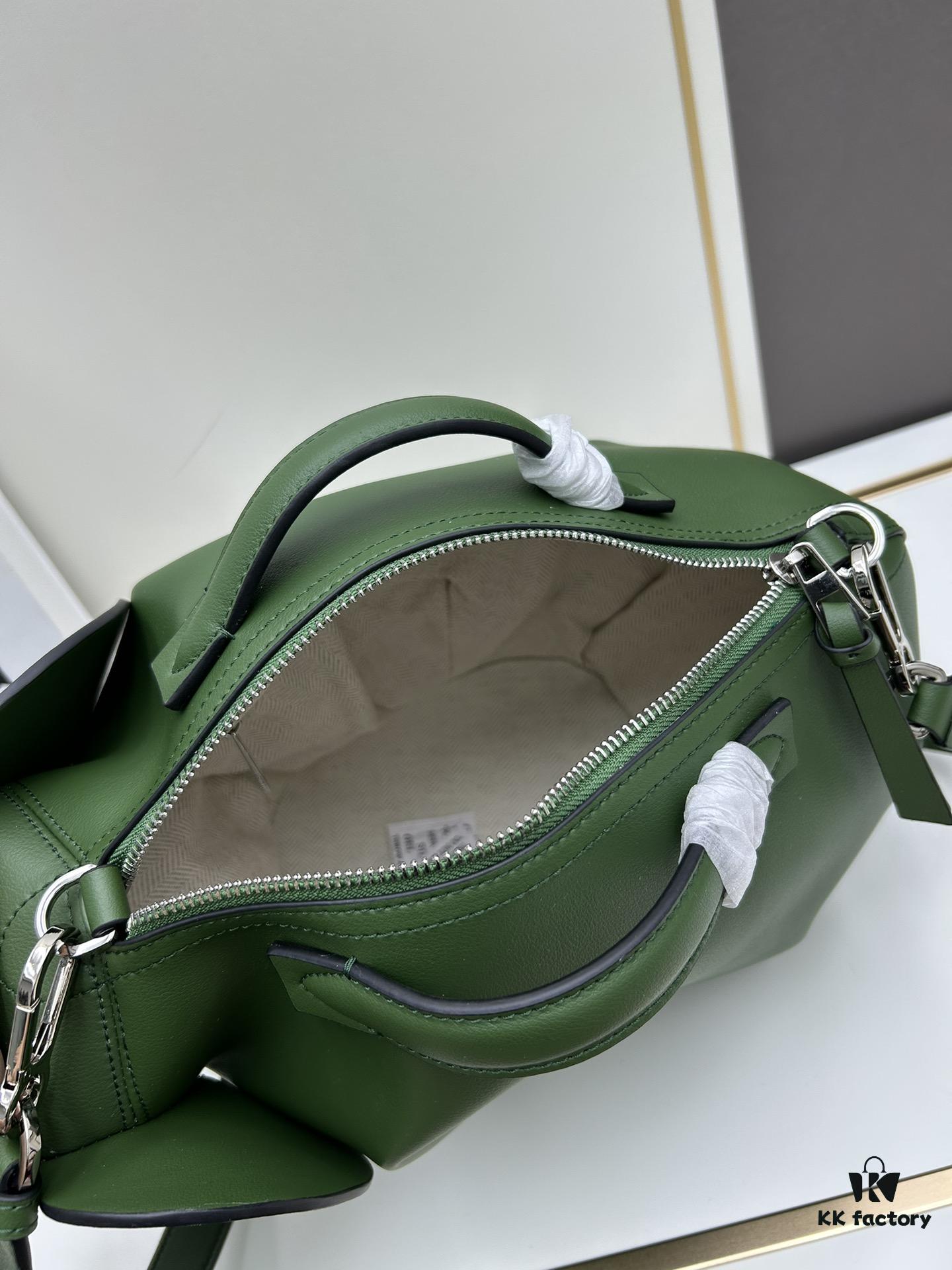 Loewe🌟 Classic Calfskin Elephant Clutch Bag Arrived👏