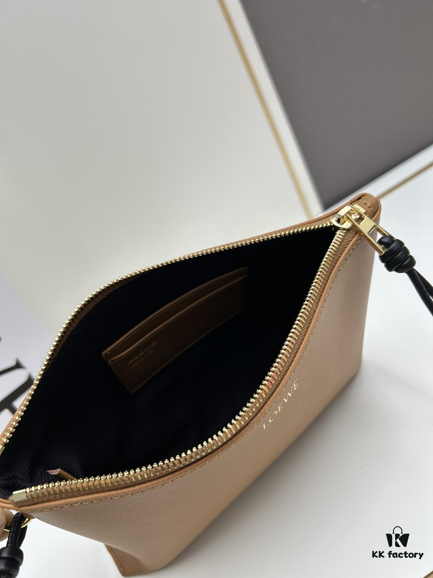 2024 New Arrival Clutch Bag Model S3045 Shiny Nappa Calf Leather Knot T Clutch with Contrast Bow Zipper Pull and Wrist Strap
