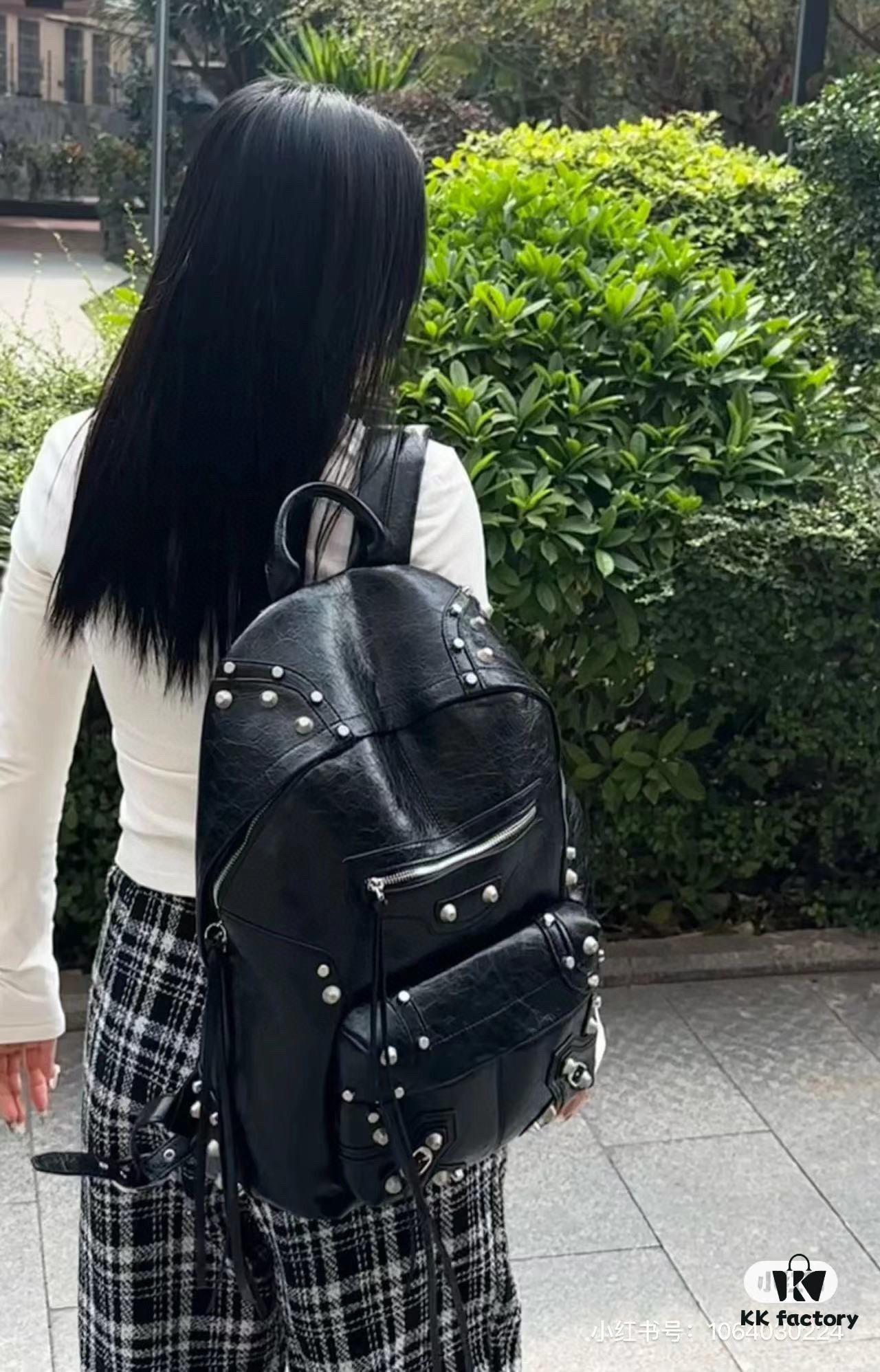 Top Grain Leather Ba1enciaga Le Cagole Studs Backpack – A Fashionable Bag That Elevates Your Entire Outfit