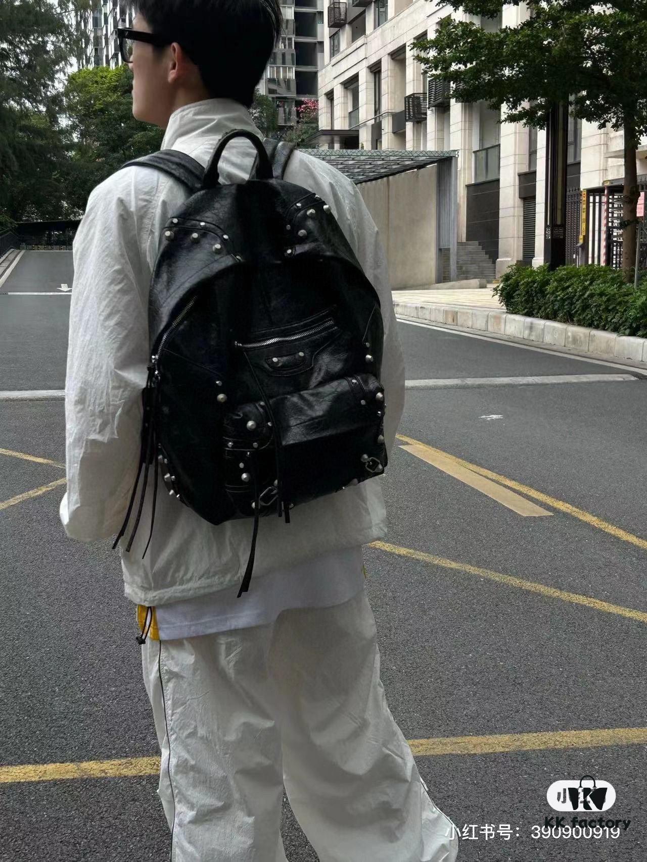 Top Grain Leather Ba1enciaga Le Cagole Studs Backpack – A Fashionable Bag That Elevates Your Entire Outfit