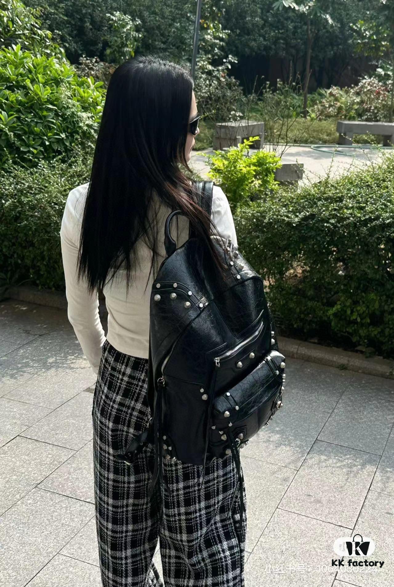 Top Grain Leather Ba1enciaga Le Cagole Studs Backpack – A Fashionable Bag That Elevates Your Entire Outfit