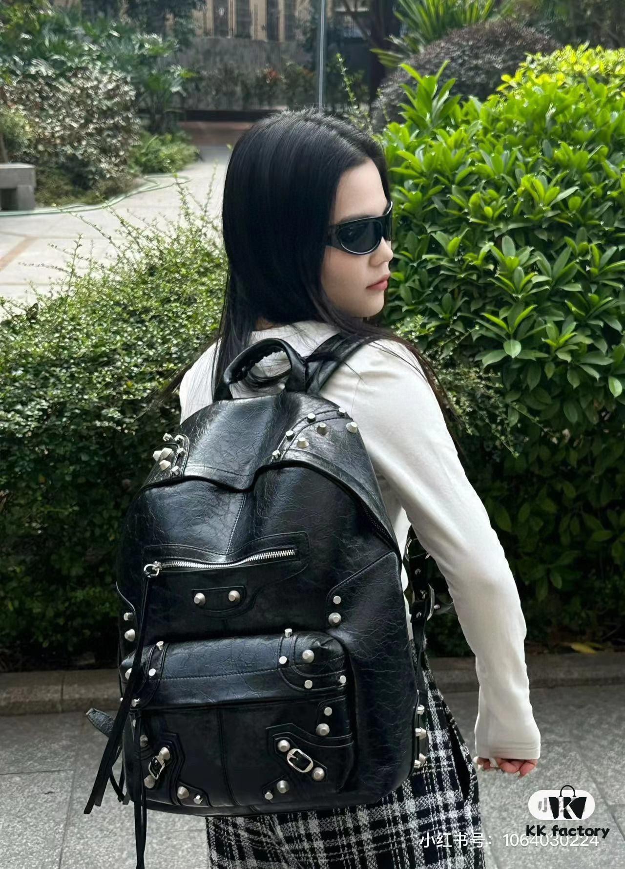 Top Grain Leather Ba1enciaga Le Cagole Studs Backpack – A Fashionable Bag That Elevates Your Entire Outfit