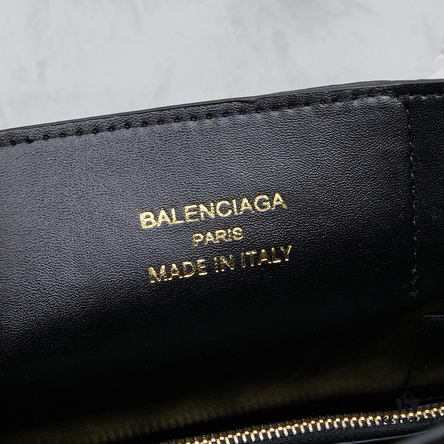 Large Paris Fashion 2025 Skyline Belair Carry All Handbag