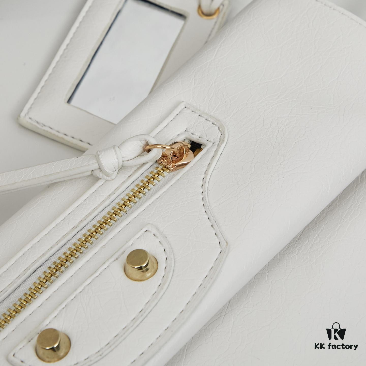 Bags with Box: Finally I Understand the Coolness of Biker Bags