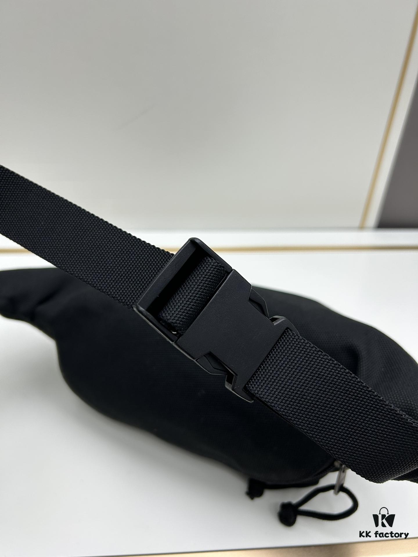 Balenciaga Fashion Waist Bag Makes You the Street Style Star