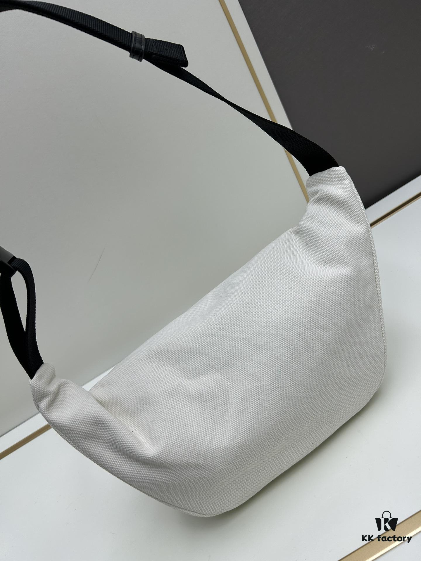 Balenciaga Fashion Waist Bag Makes You the Street Style Star