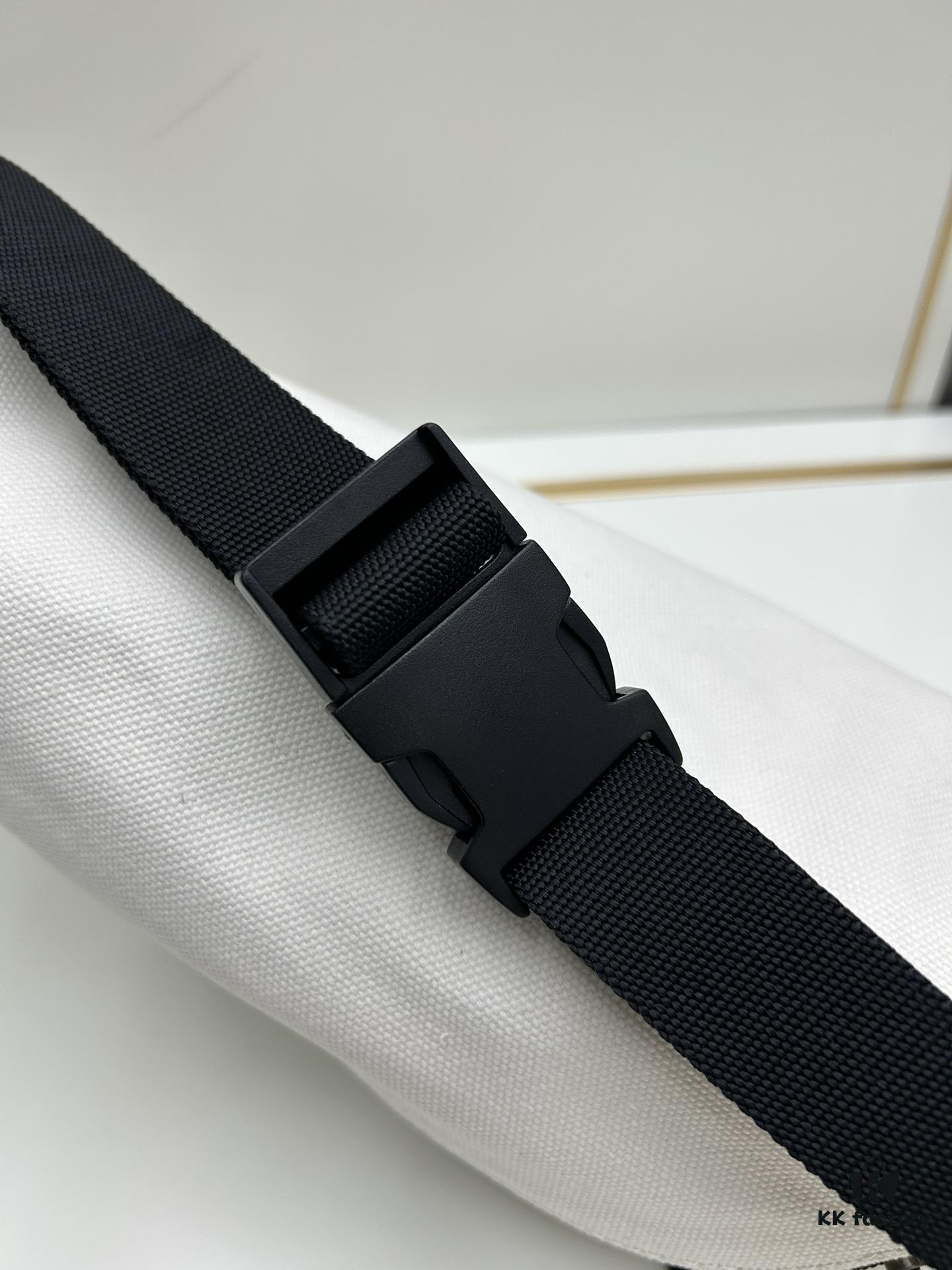 Balenciaga Fashion Waist Bag Makes You the Street Style Star