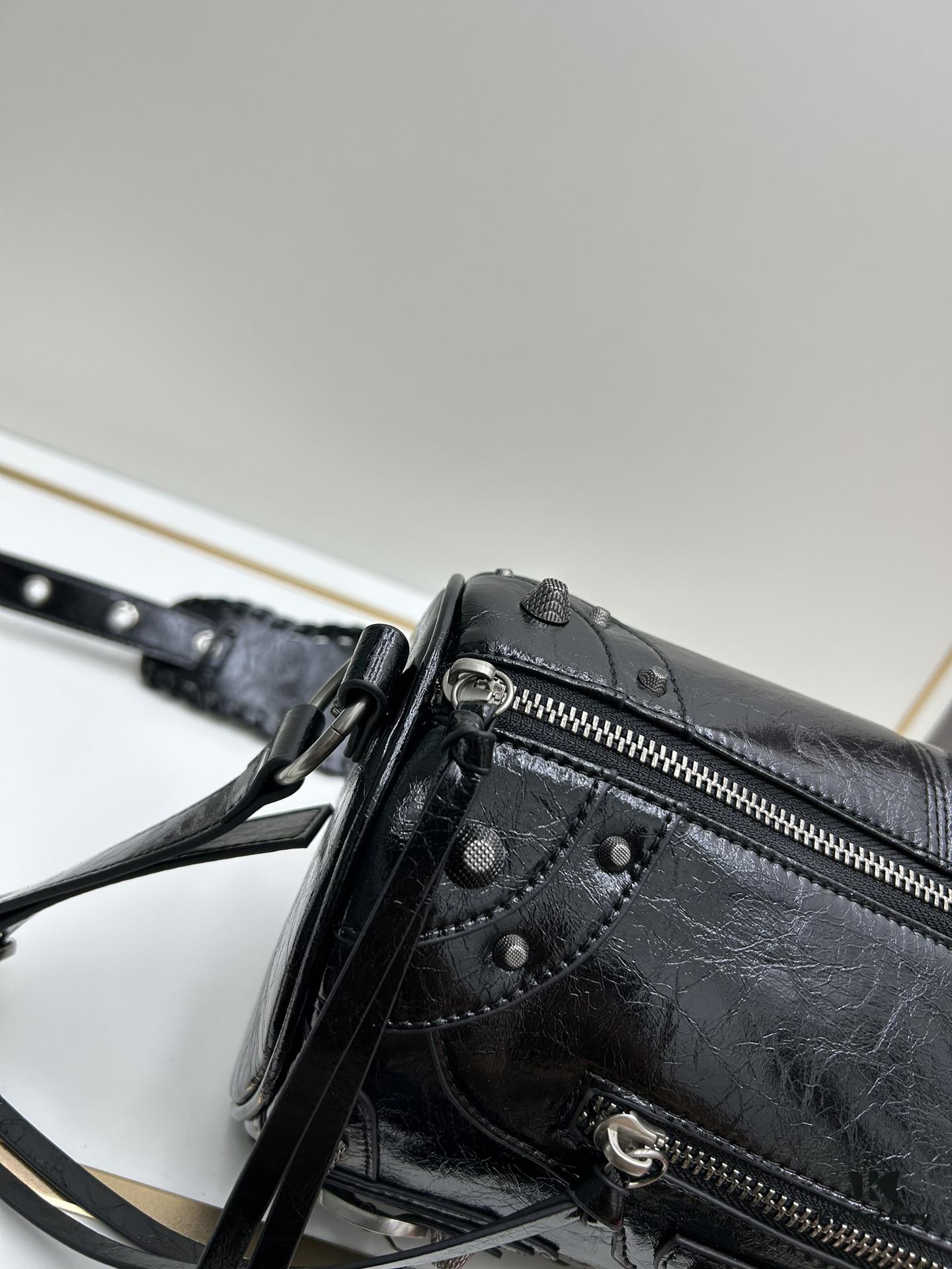 Balenciaga Cagole Duffle Bag – The Adorable Pillow Bag That’s Perfect for Every Occasion