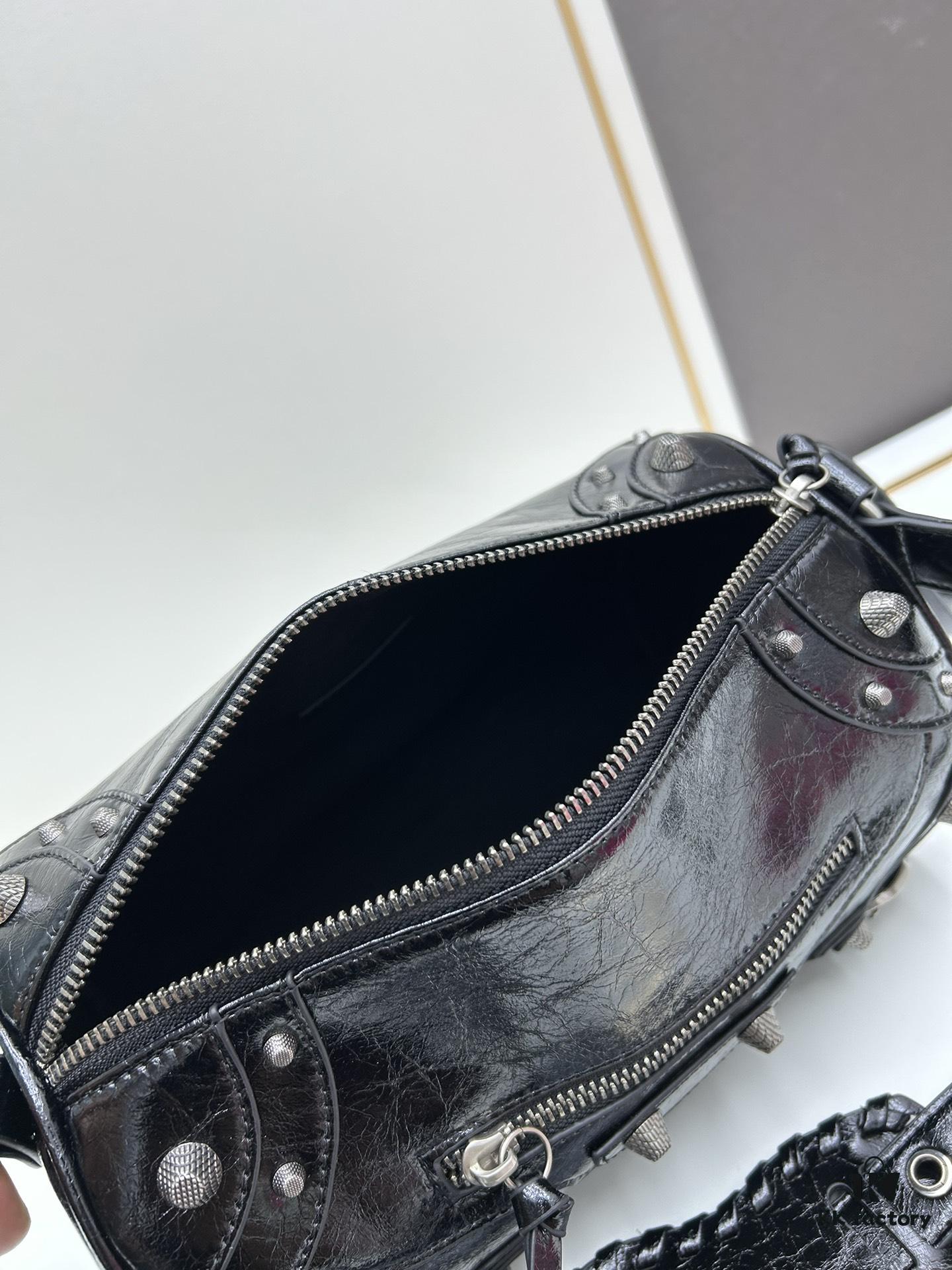 Balenciaga Cagole Duffle Bag – The Adorable Pillow Bag That’s Perfect for Every Occasion