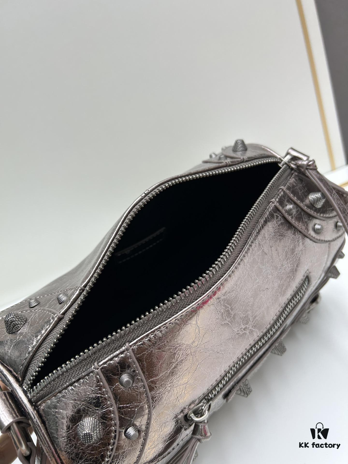 Balenciaga Cagole Duffle Bag – The Perfect Mini Pillow Bag for Every Occasion