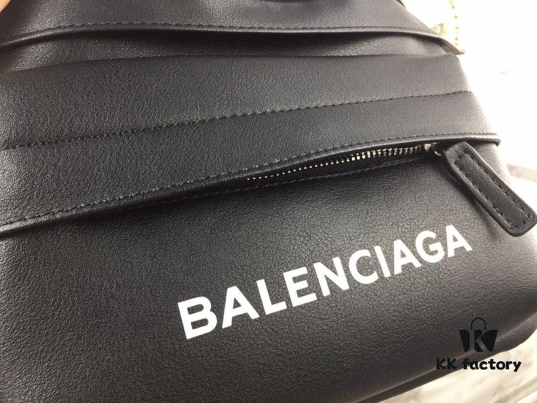 Original Balenciaga Counter Synchronized Update Crossbody Chest Bag Waist Bag Made of Imported Calfskin Simple Dual-Purpose Bag Can Be Used as Chest Bag or Waist Bag Lightweight and Convenient Size: Top Length 40 - Bottom Length 24 - Height 18 - Width 4